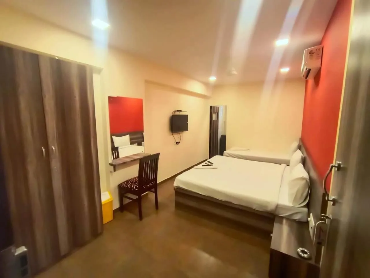 Lucky Service Apartments - Near BKC