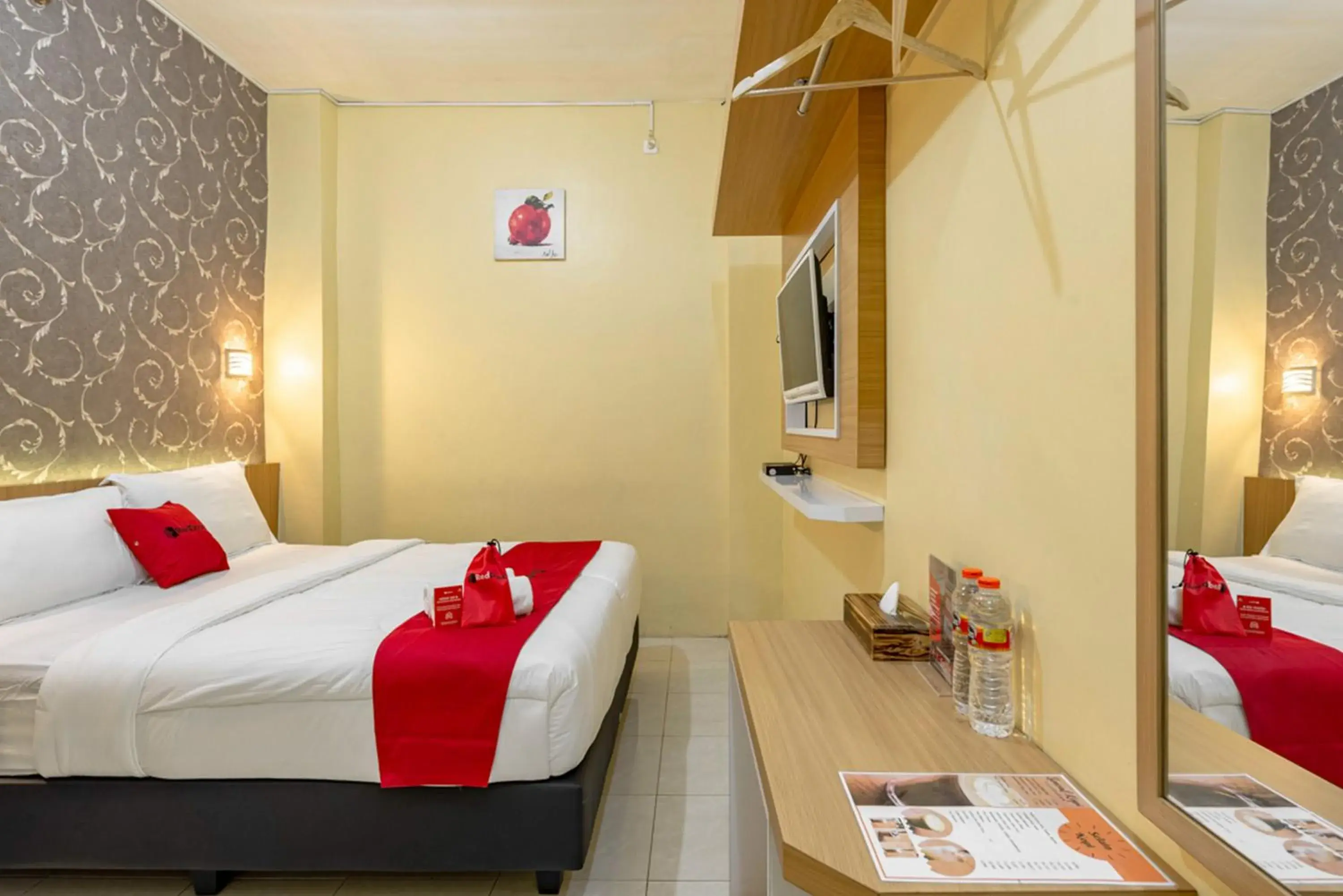 Bed in RedDoorz near Dino Park Bed in RedDoorz near Dino Park