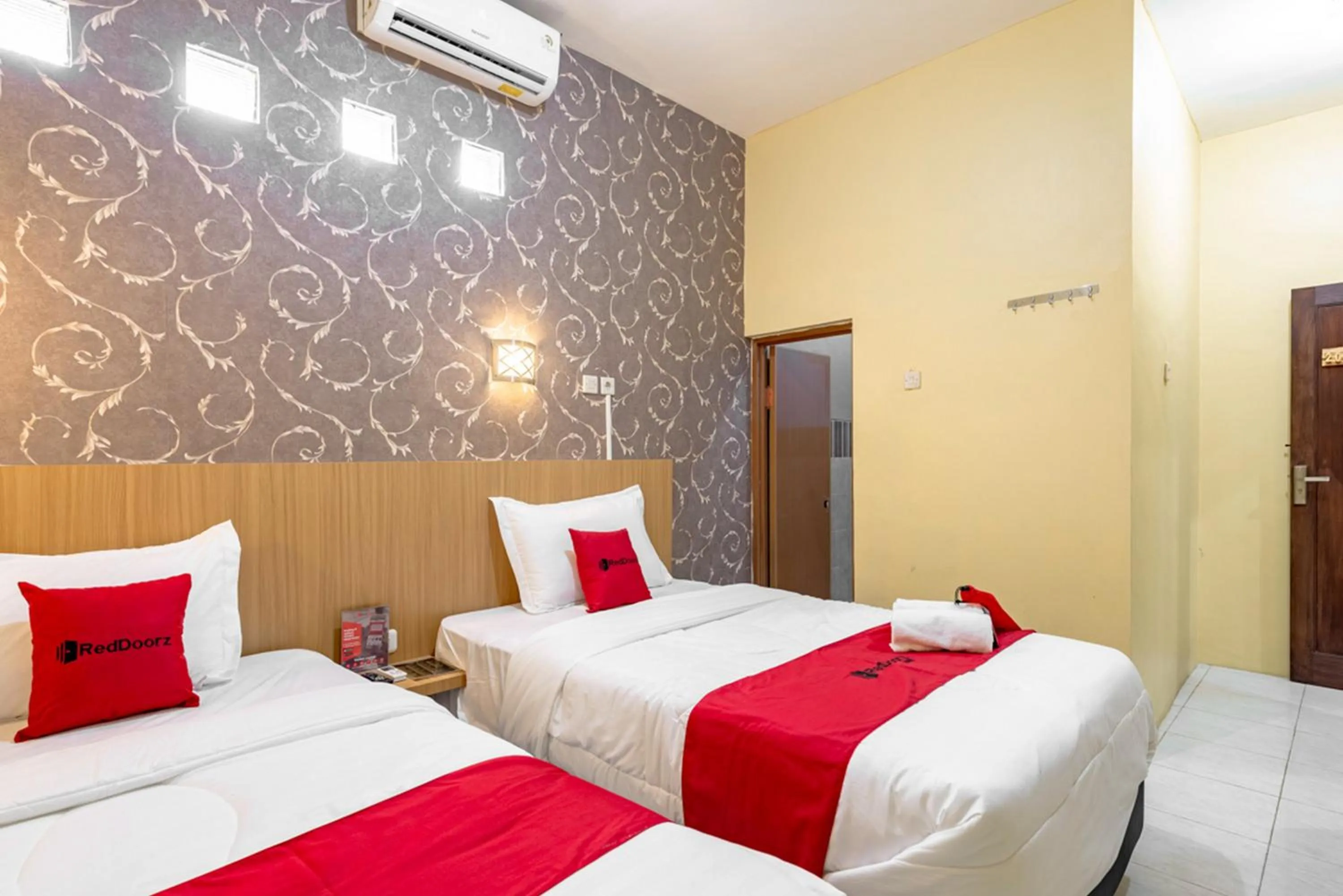 Bed in RedDoorz near Dino Park