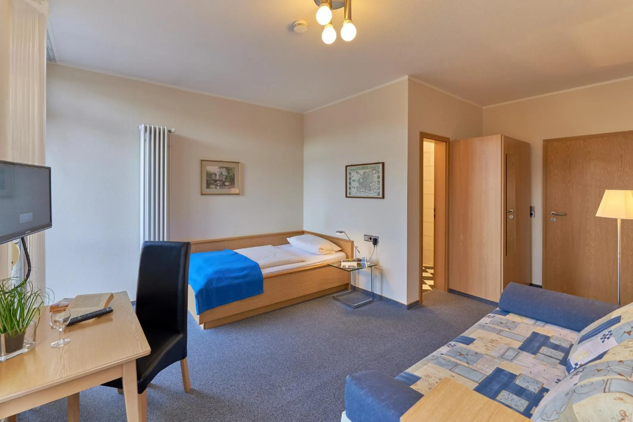 Photo of the whole room, Bed in Hotel Garni am Goetheplatz