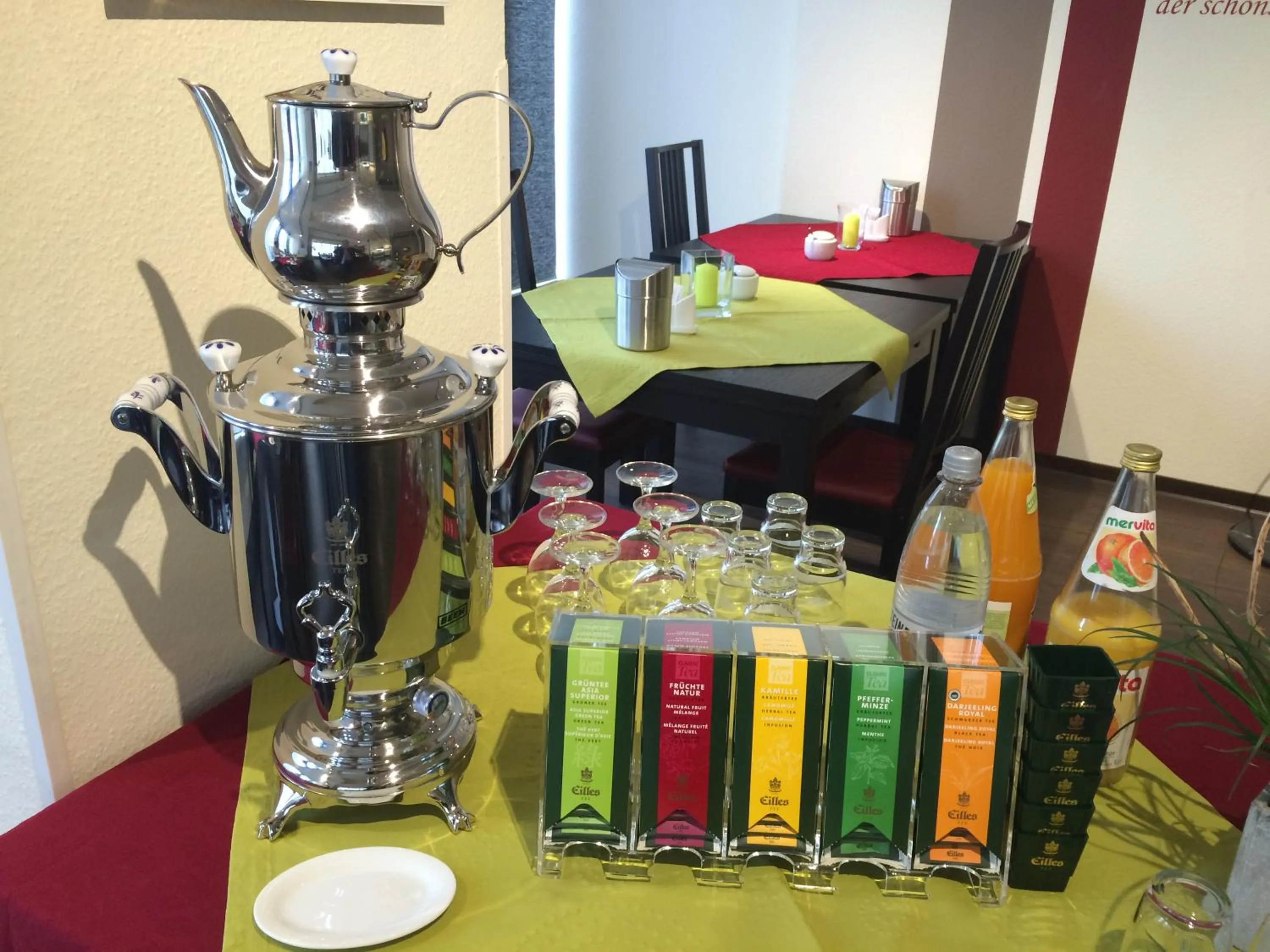 Coffee/tea facilities in Hotel Garni am Goetheplatz