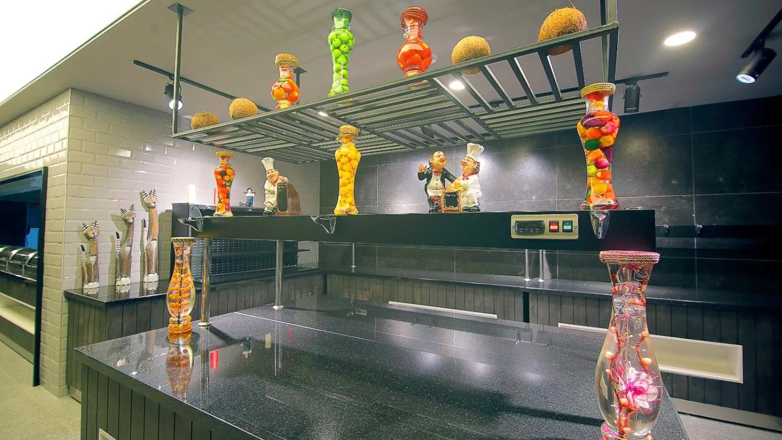 Restaurant/places to eat in Ramira Joy Hotel