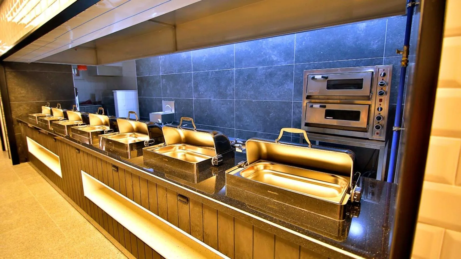 Restaurant/places to eat in Ramira Joy Hotel