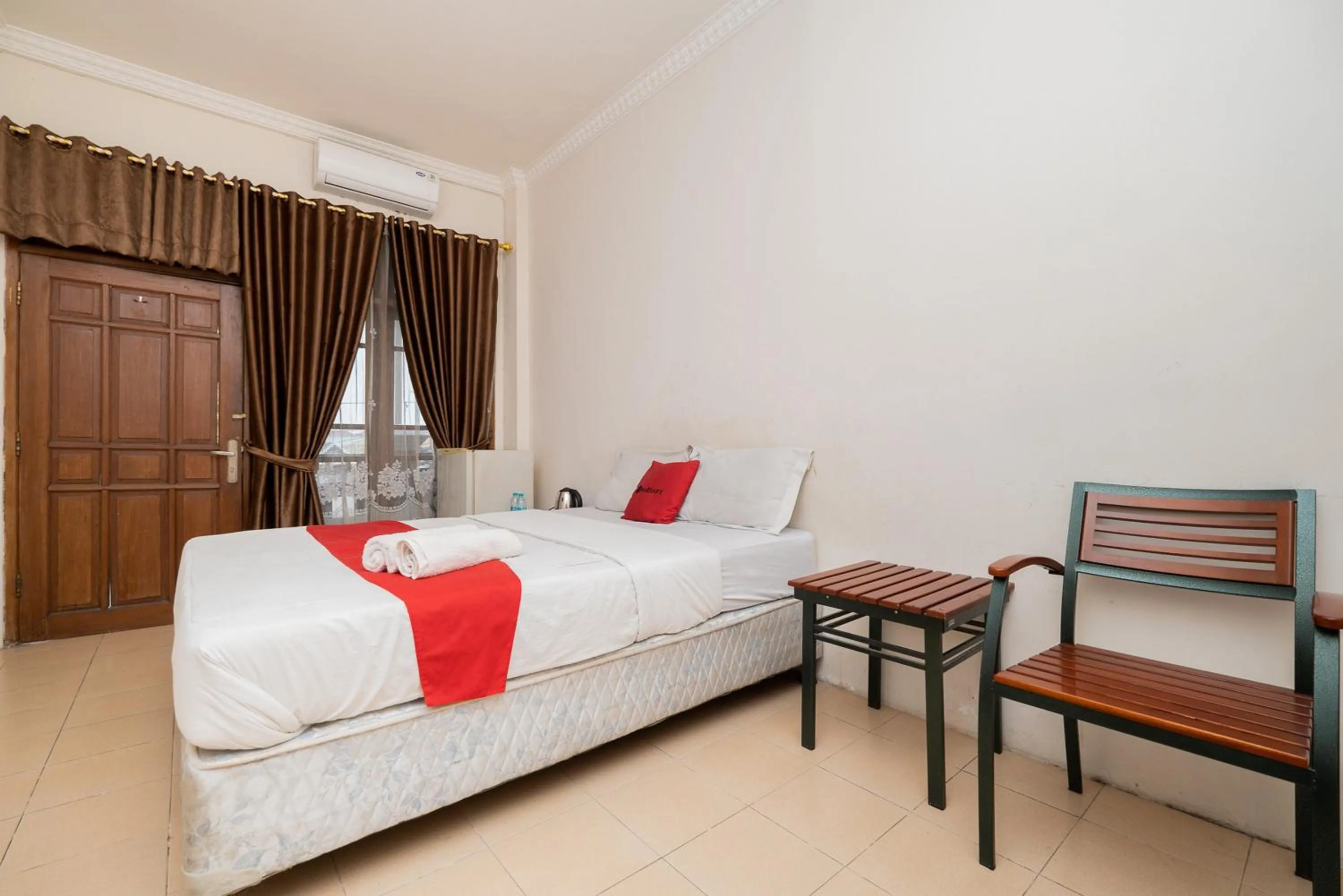 Bed in RedDoorz Plus @ Gunungsari Surabaya