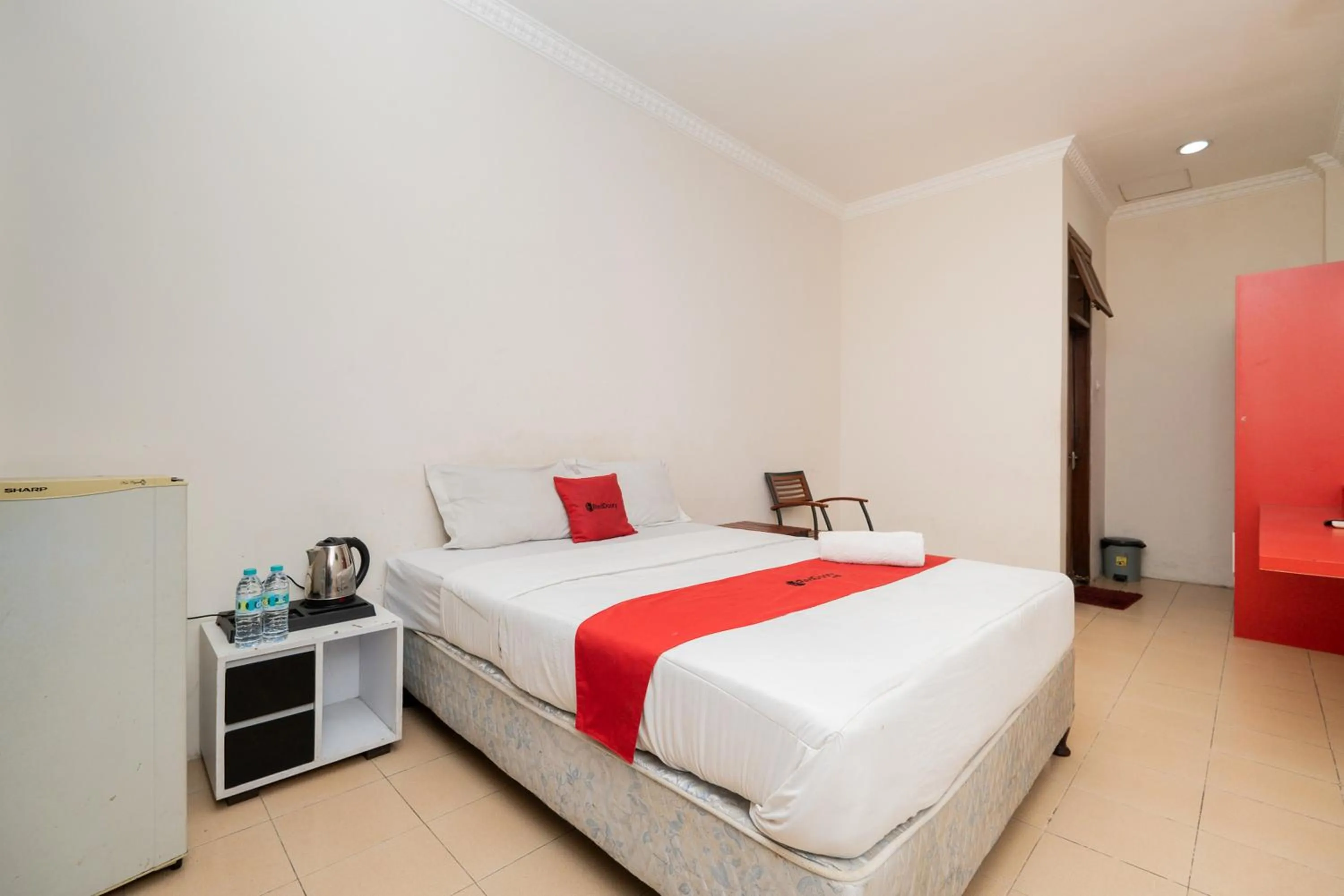 Bed in RedDoorz Plus @ Gunungsari Surabaya