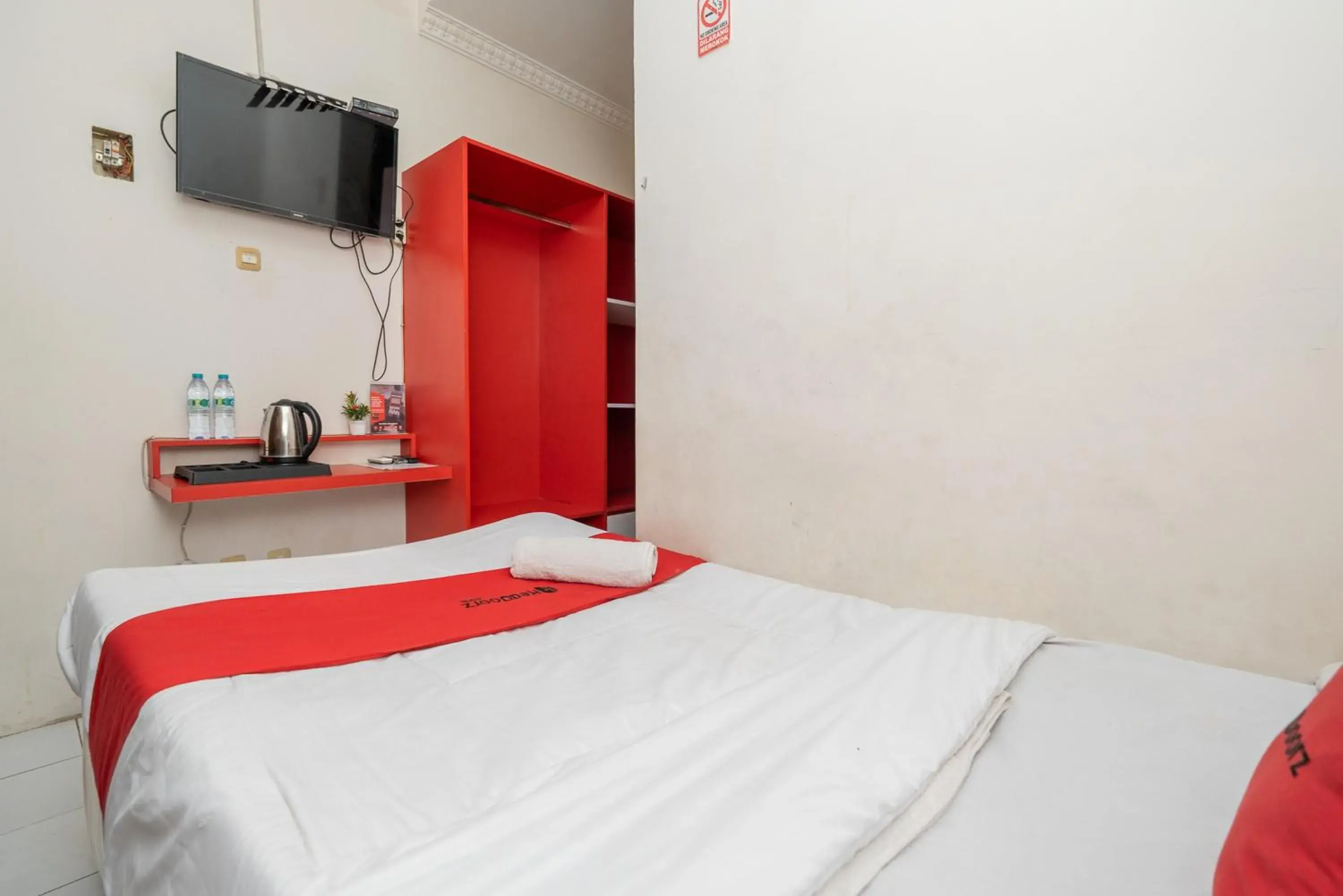 Bed in RedDoorz Plus @ Gunungsari Surabaya Bed in RedDoorz Plus @ Gunungsari Surabaya