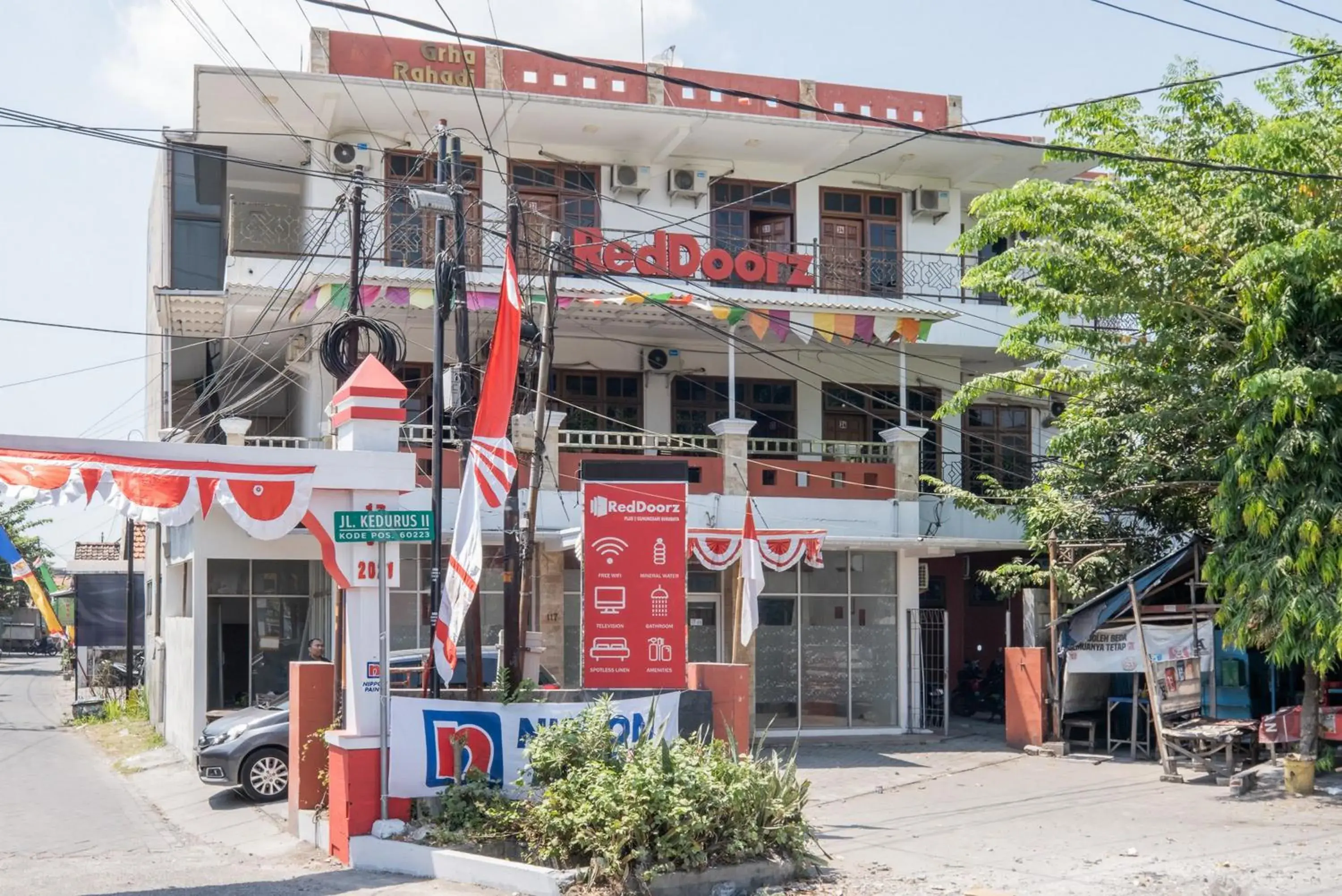 Property building in RedDoorz Plus @ Gunungsari Surabaya Property building in RedDoorz Plus @ Gunungsari Surabaya