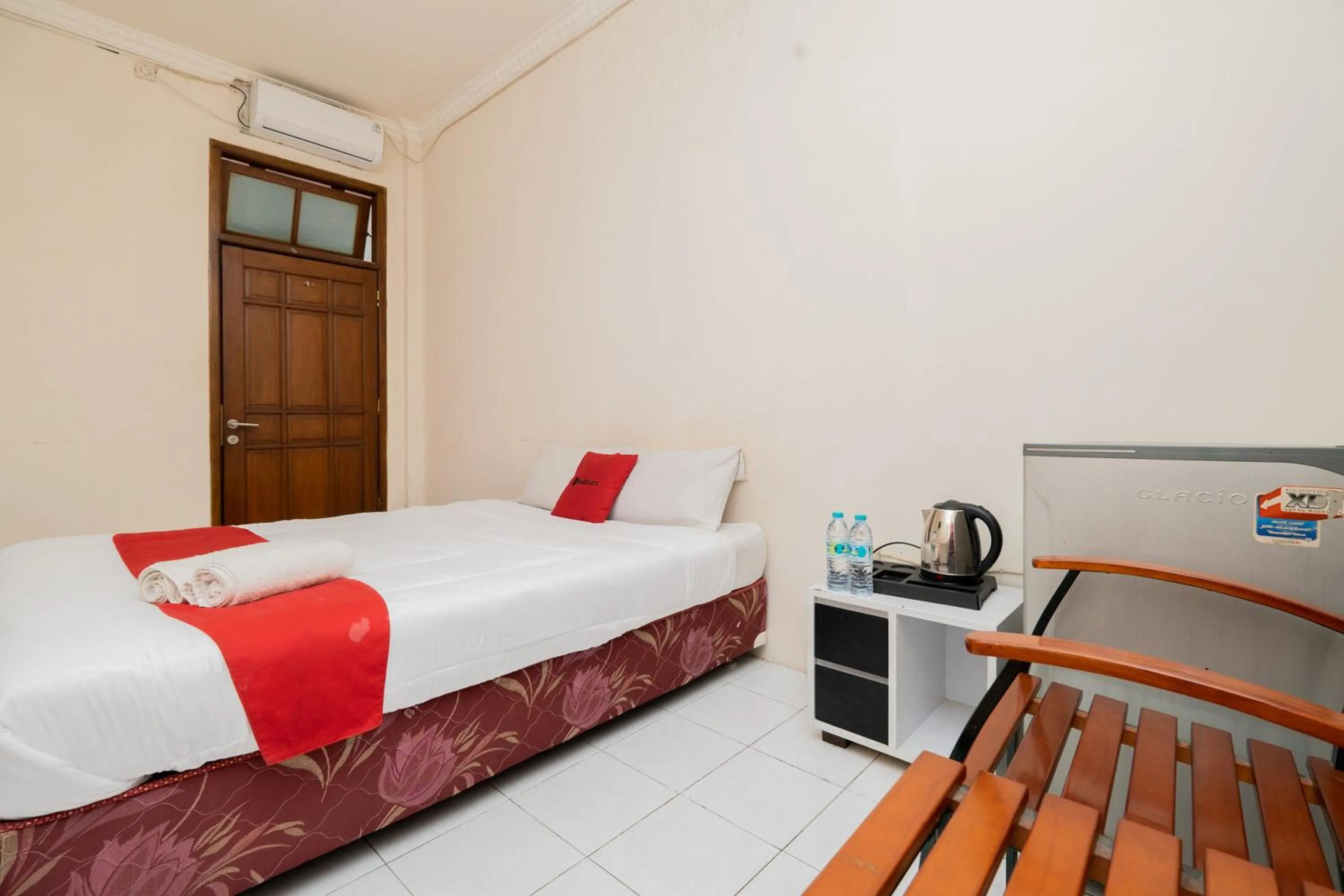 Bed in RedDoorz Plus @ Gunungsari Surabaya