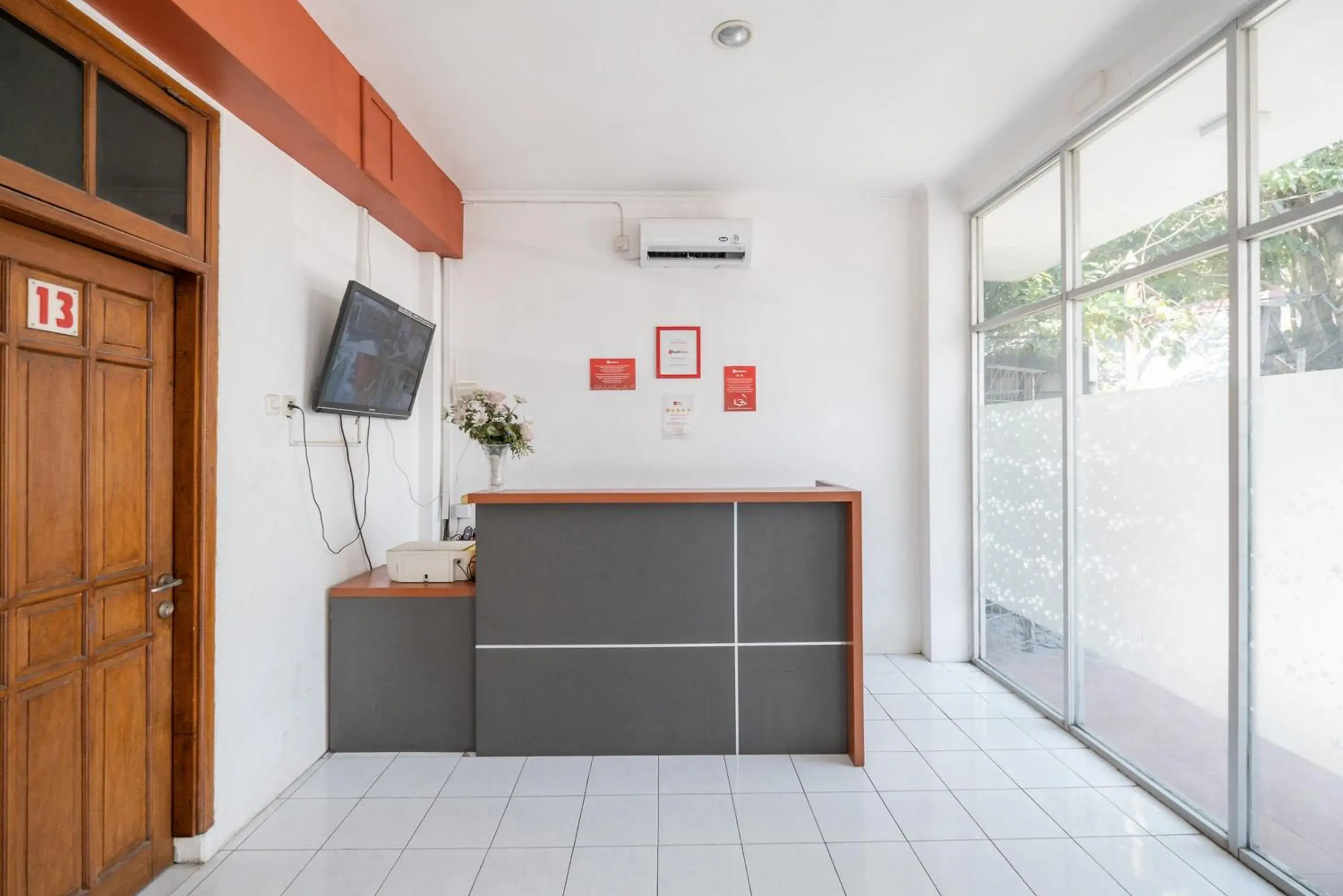Lobby or reception in RedDoorz Plus @ Gunungsari Surabaya Lobby or reception in RedDoorz Plus @ Gunungsari Surabaya