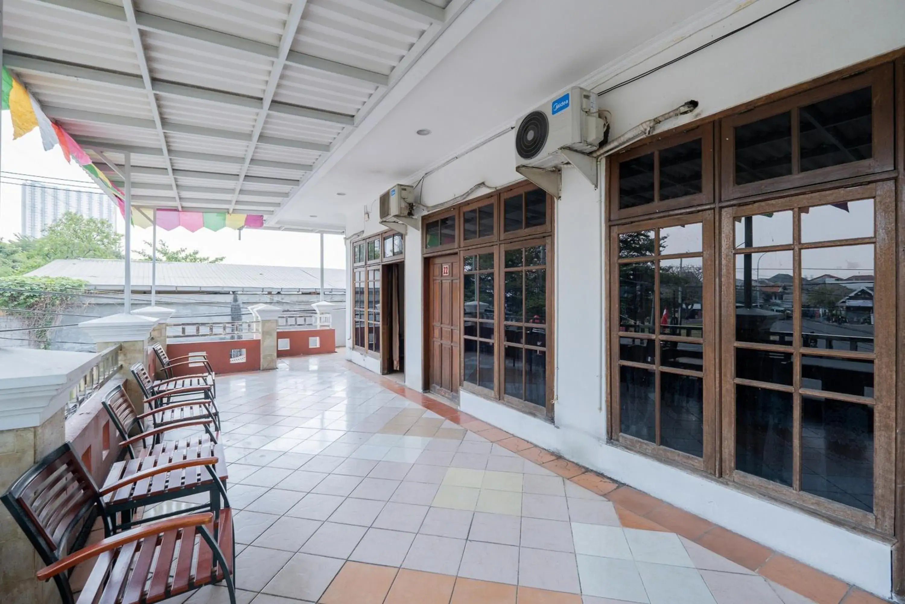 Property building in RedDoorz Plus @ Gunungsari Surabaya Property building in RedDoorz Plus @ Gunungsari Surabaya