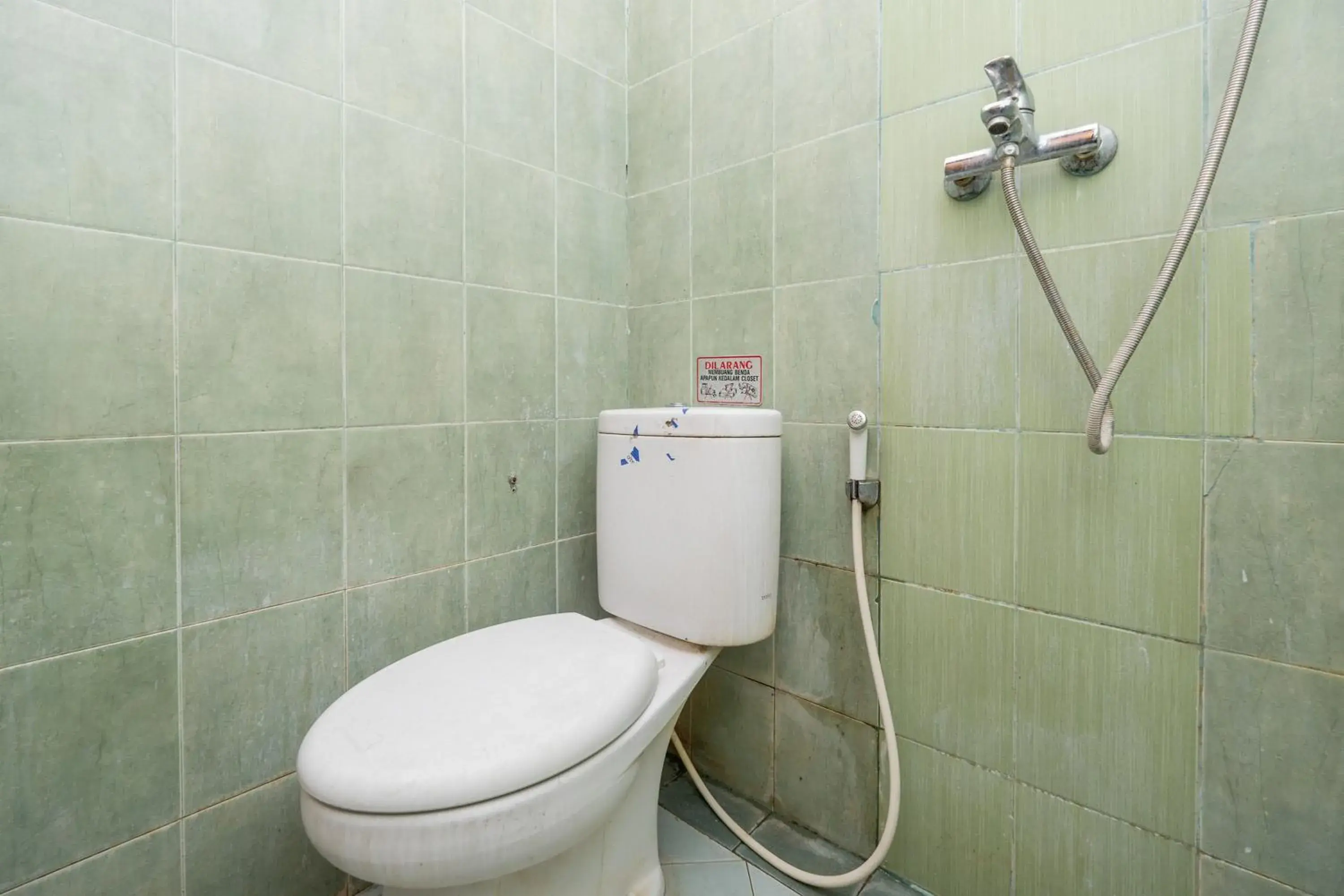 Bathroom in RedDoorz Plus @ Gunungsari Surabaya Bathroom in RedDoorz Plus @ Gunungsari Surabaya