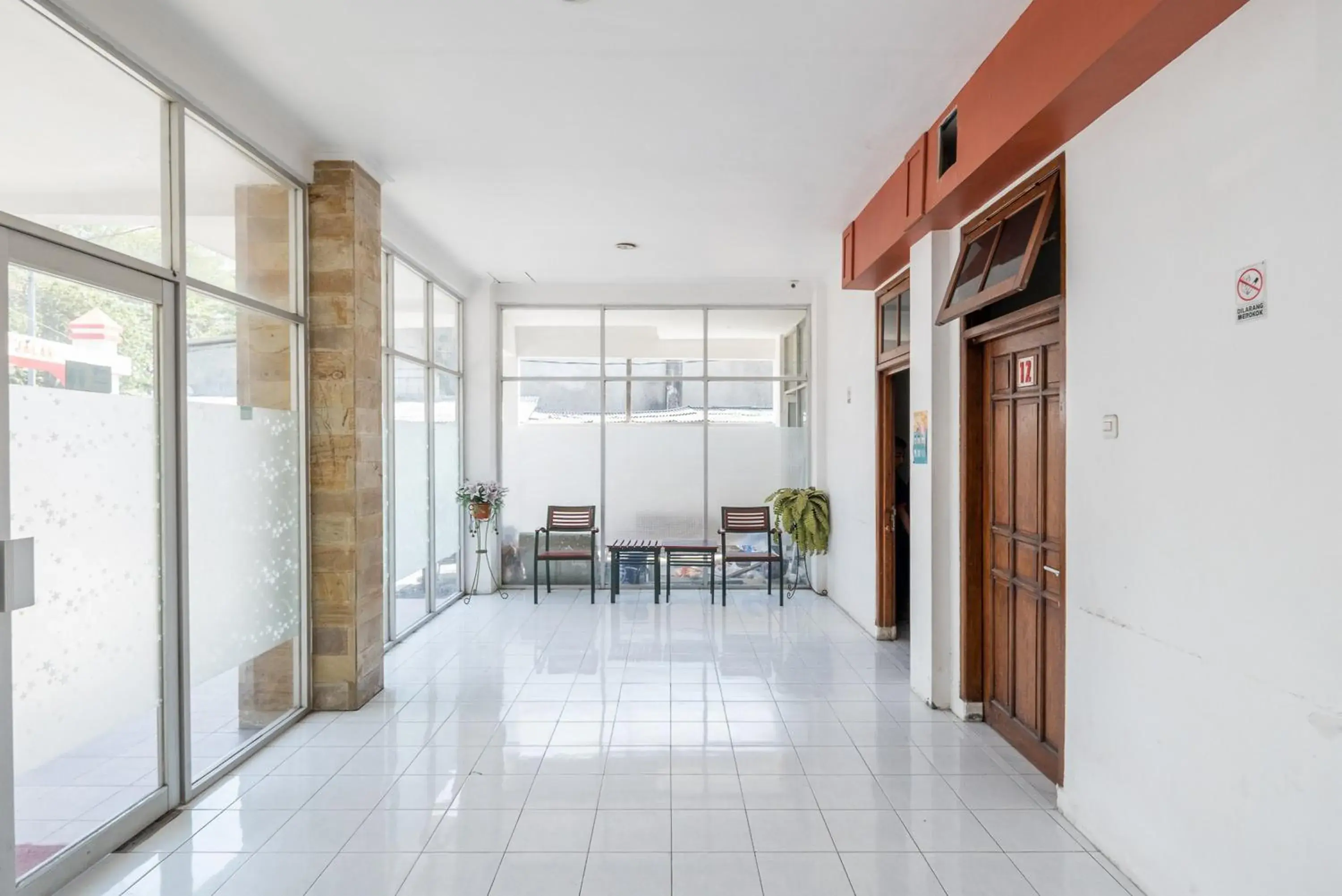 Property building in RedDoorz Plus @ Gunungsari Surabaya Property building in RedDoorz Plus @ Gunungsari Surabaya