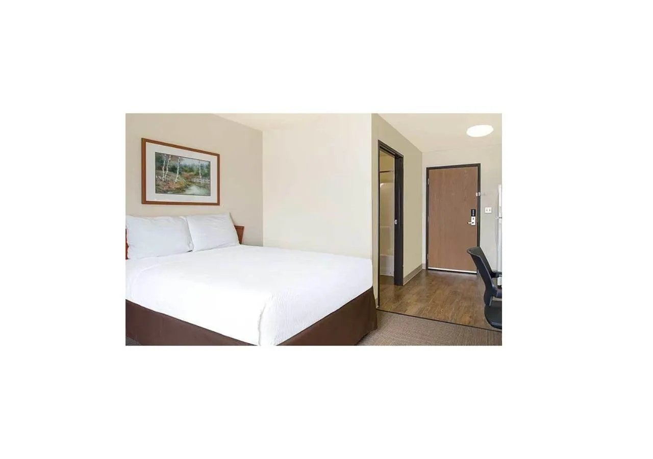 Bedroom, Bed in WoodSpring Suites Fort Worth Trophy Club