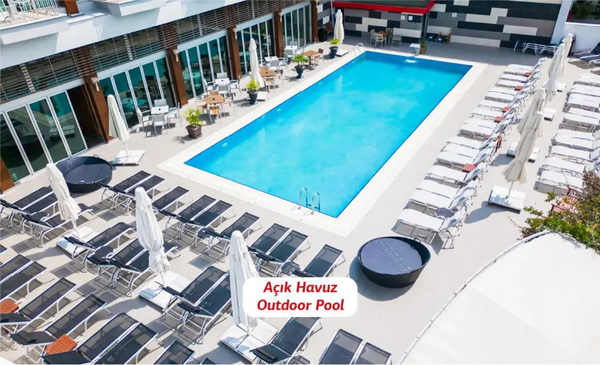 Swimming pool in Yalova Lova Hotel & SPA Yalova Swimming pool in Yalova Lova Hotel & SPA Yalova