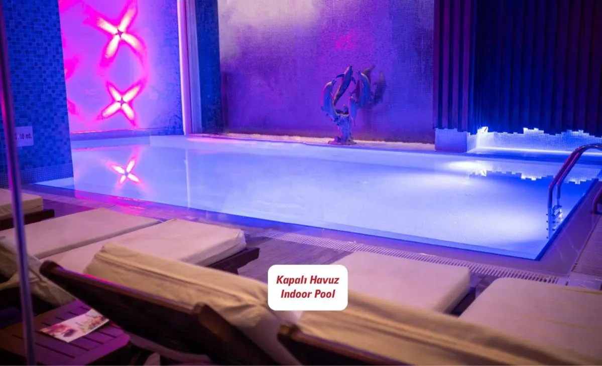 Swimming pool in Yalova Lova Hotel & SPA Yalova
