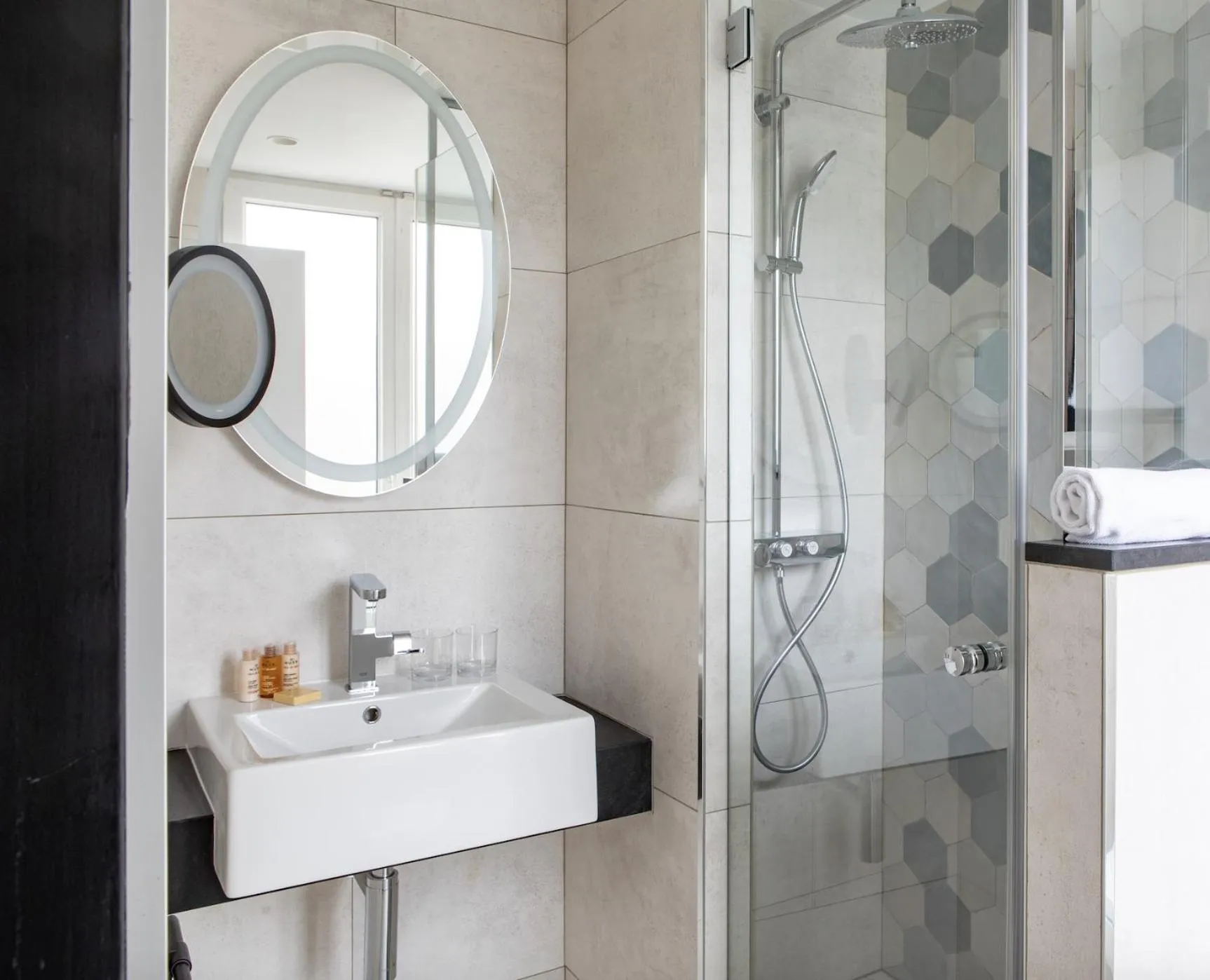 Shower in Maison Mère