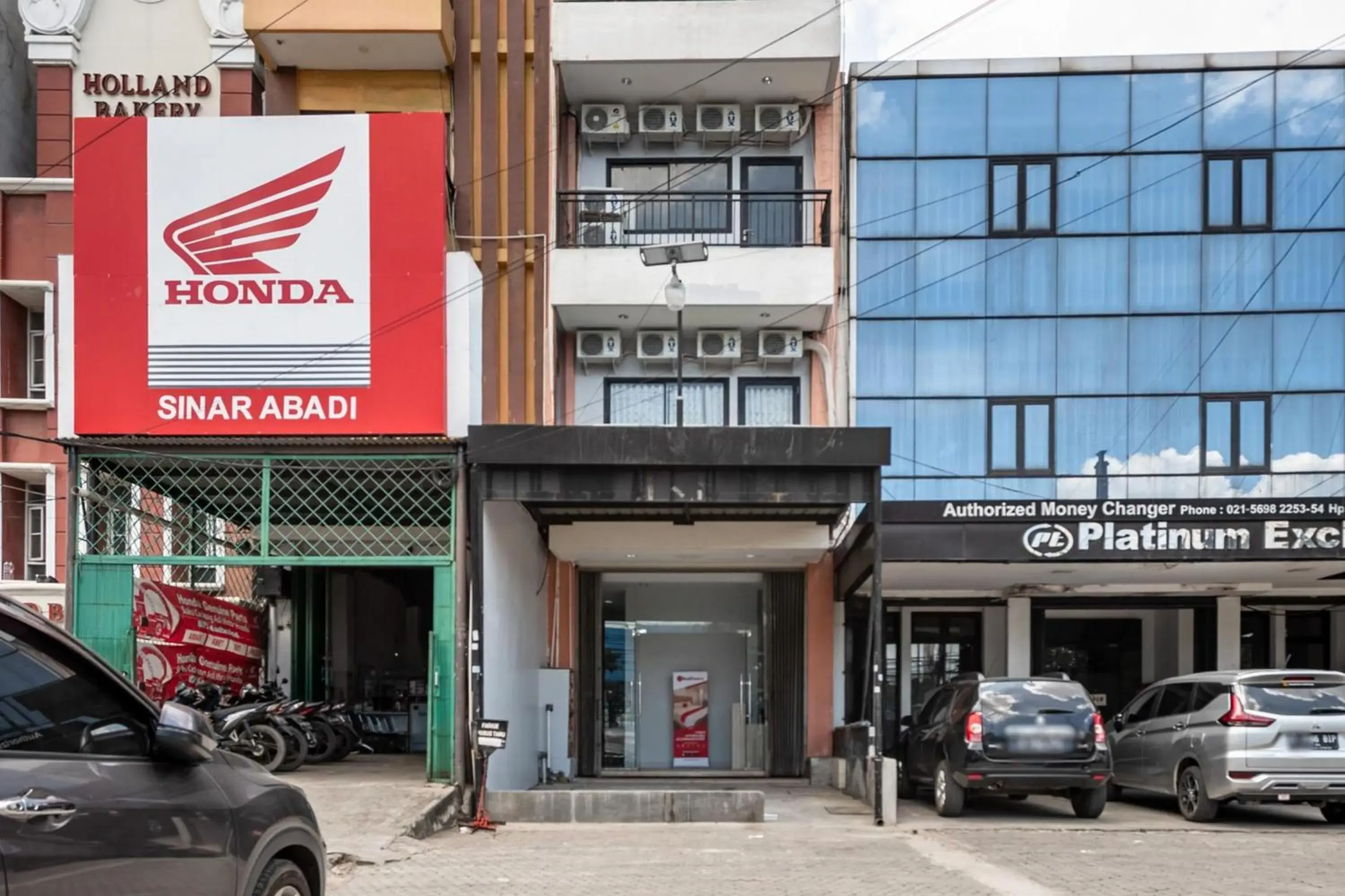 Property building in RedDoorz near Tanjung Duren 2 Property building in RedDoorz near Tanjung Duren 2