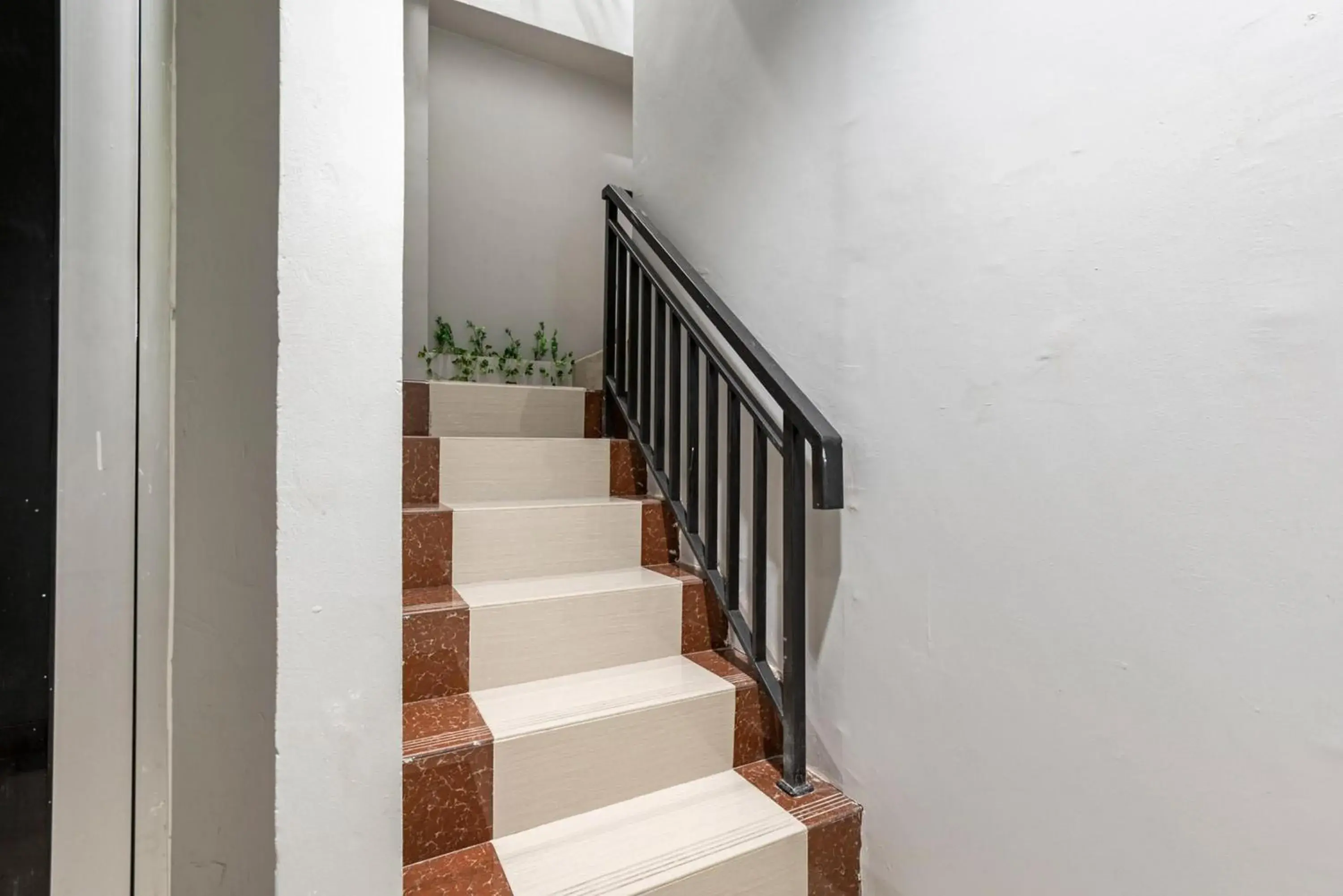 Facade/entrance in RedDoorz near Tanjung Duren 2 Facade/entrance in RedDoorz near Tanjung Duren 2