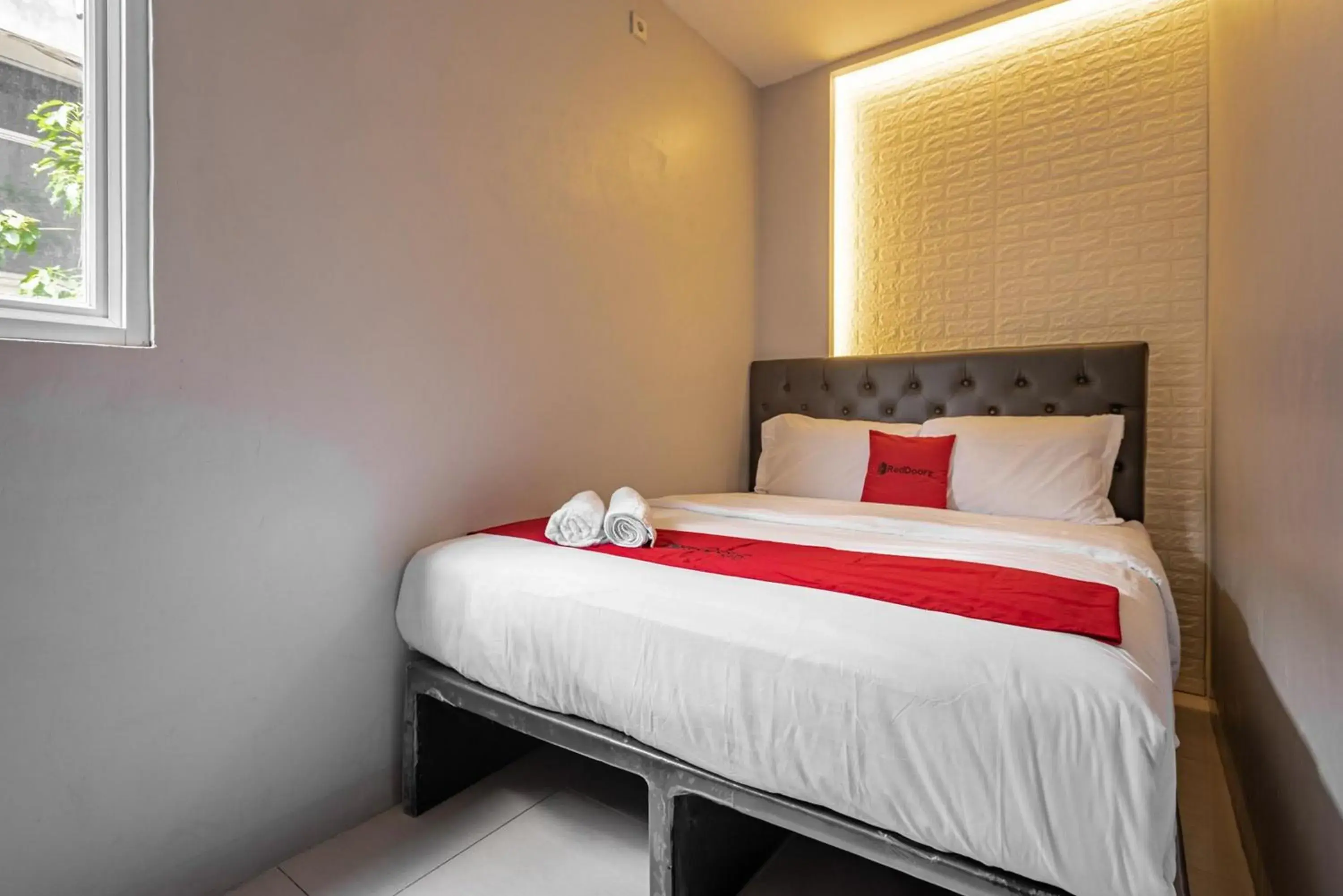 Bed in RedDoorz near Tanjung Duren 2 Bed in RedDoorz near Tanjung Duren 2