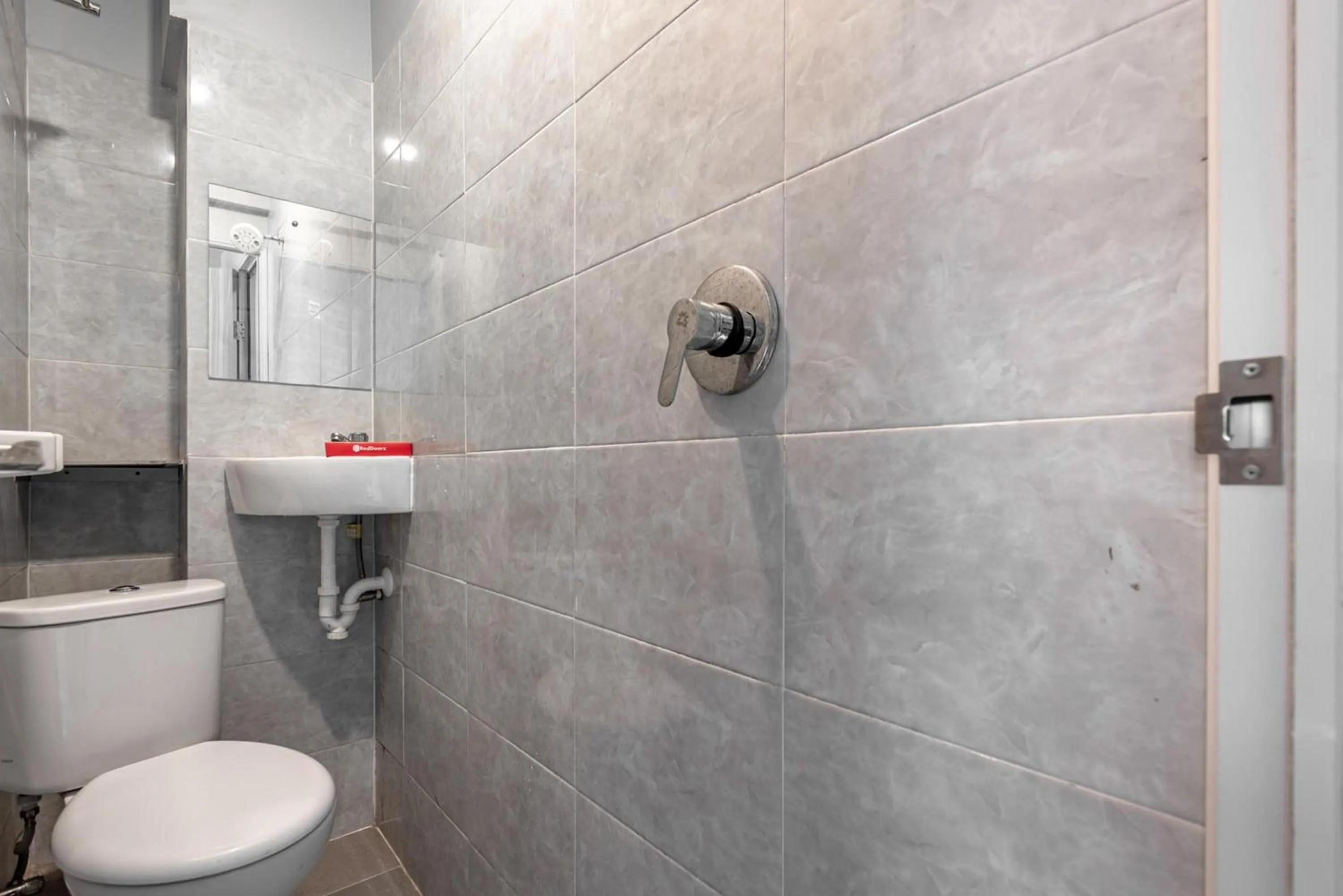 Bathroom in RedDoorz near Tanjung Duren 2