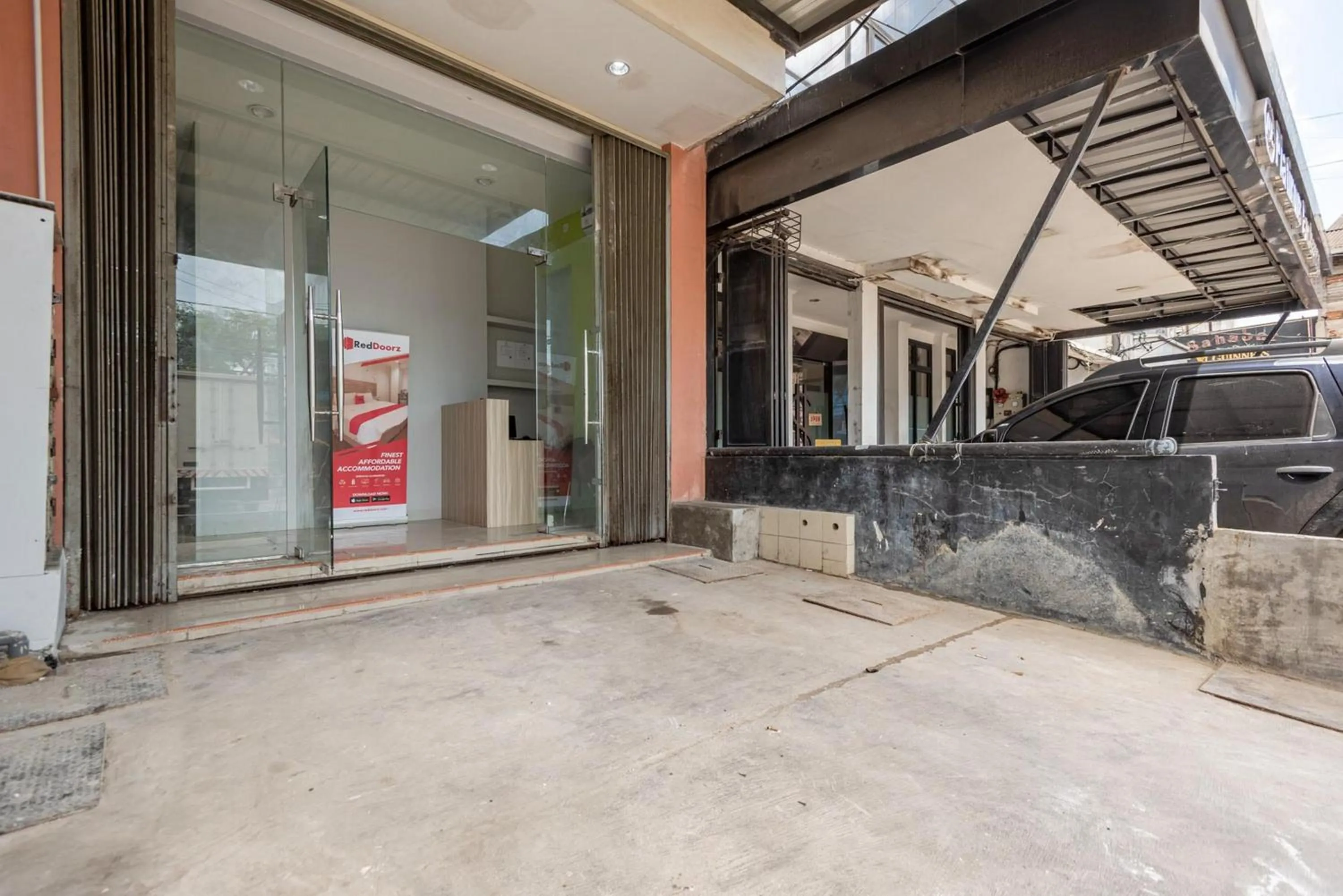 Facade/entrance in RedDoorz near Tanjung Duren 2