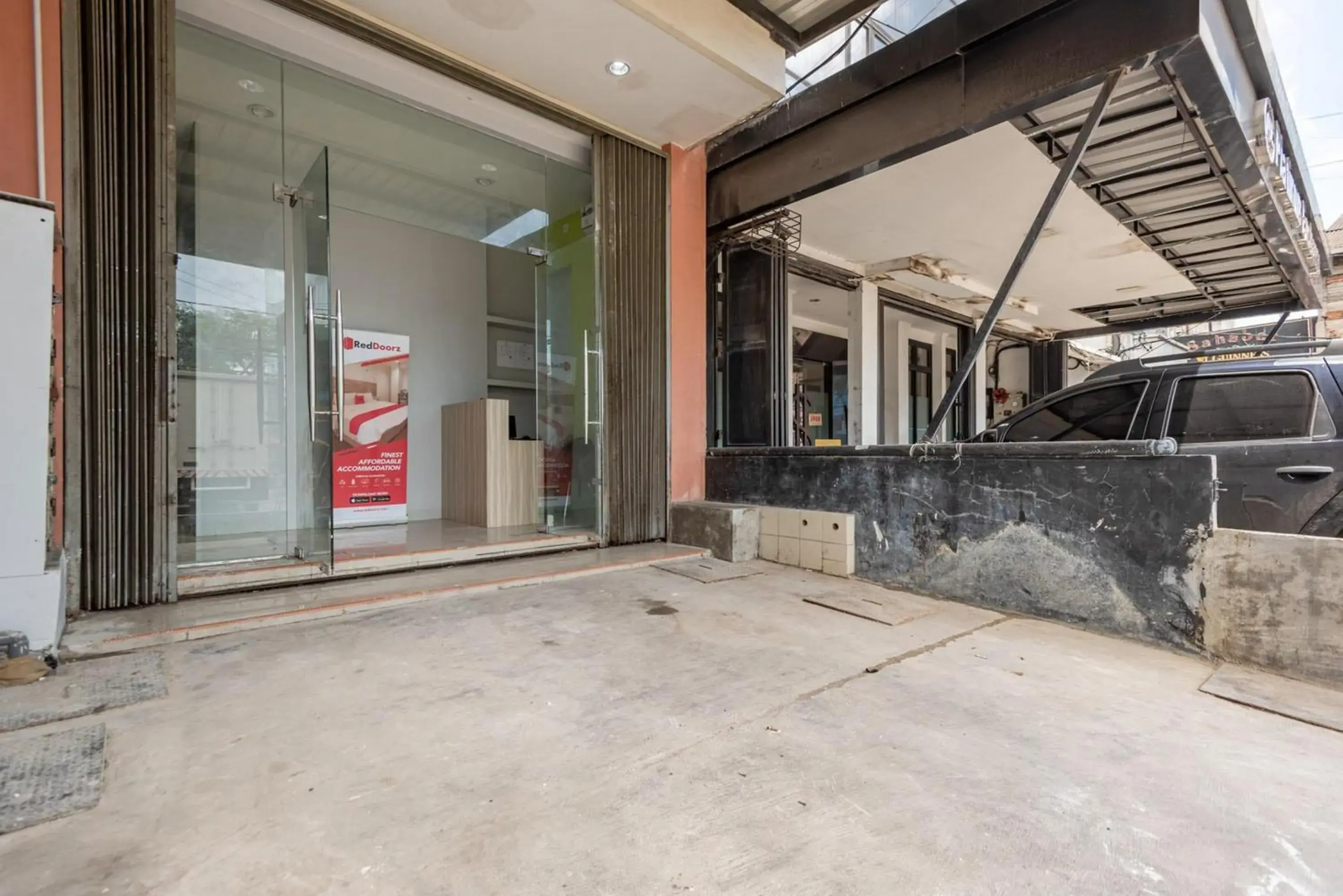 Facade/entrance in RedDoorz near Tanjung Duren 2 Facade/entrance in RedDoorz near Tanjung Duren 2