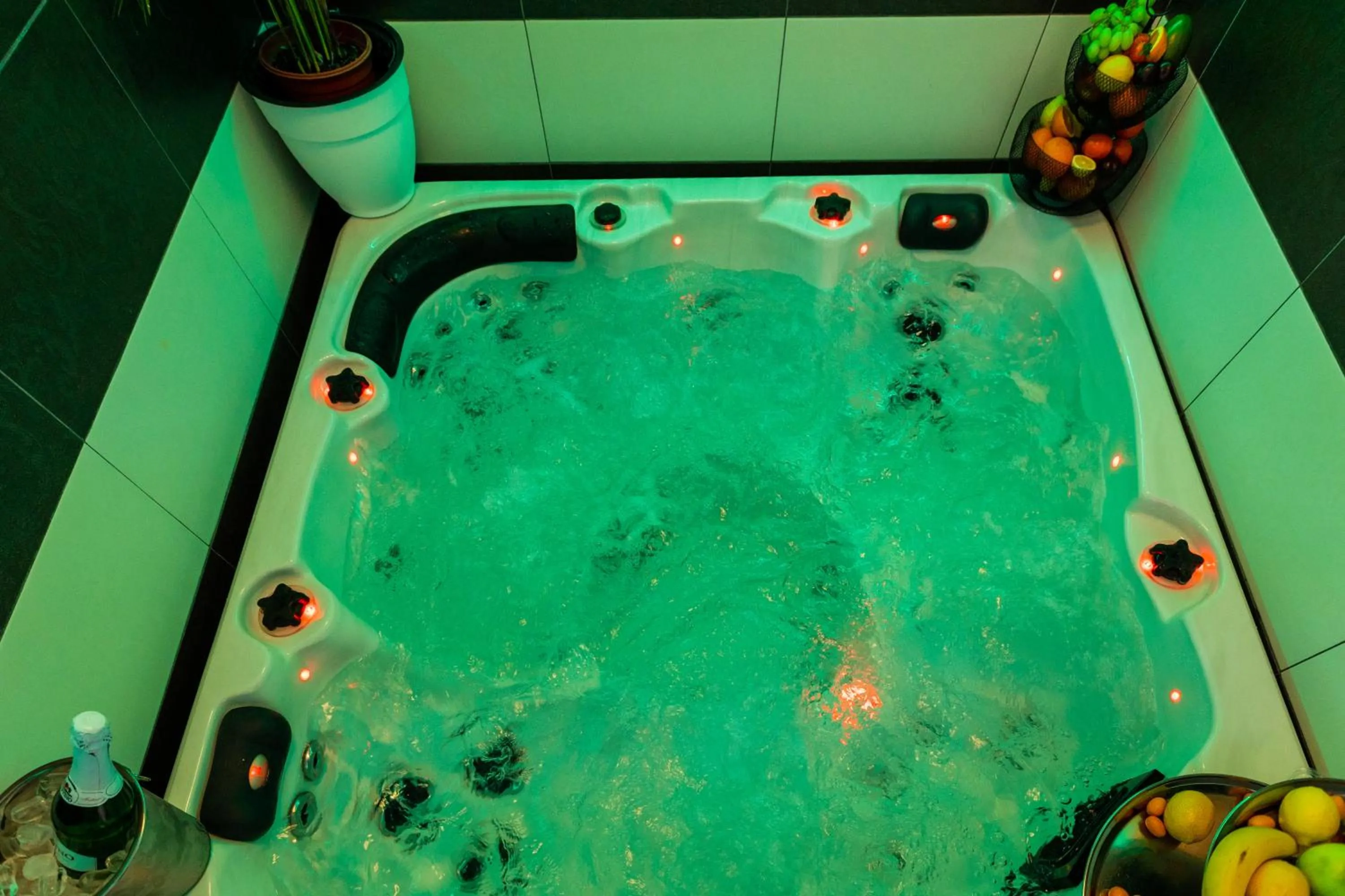 Apartment By the Way Hot Tub and Free Parking