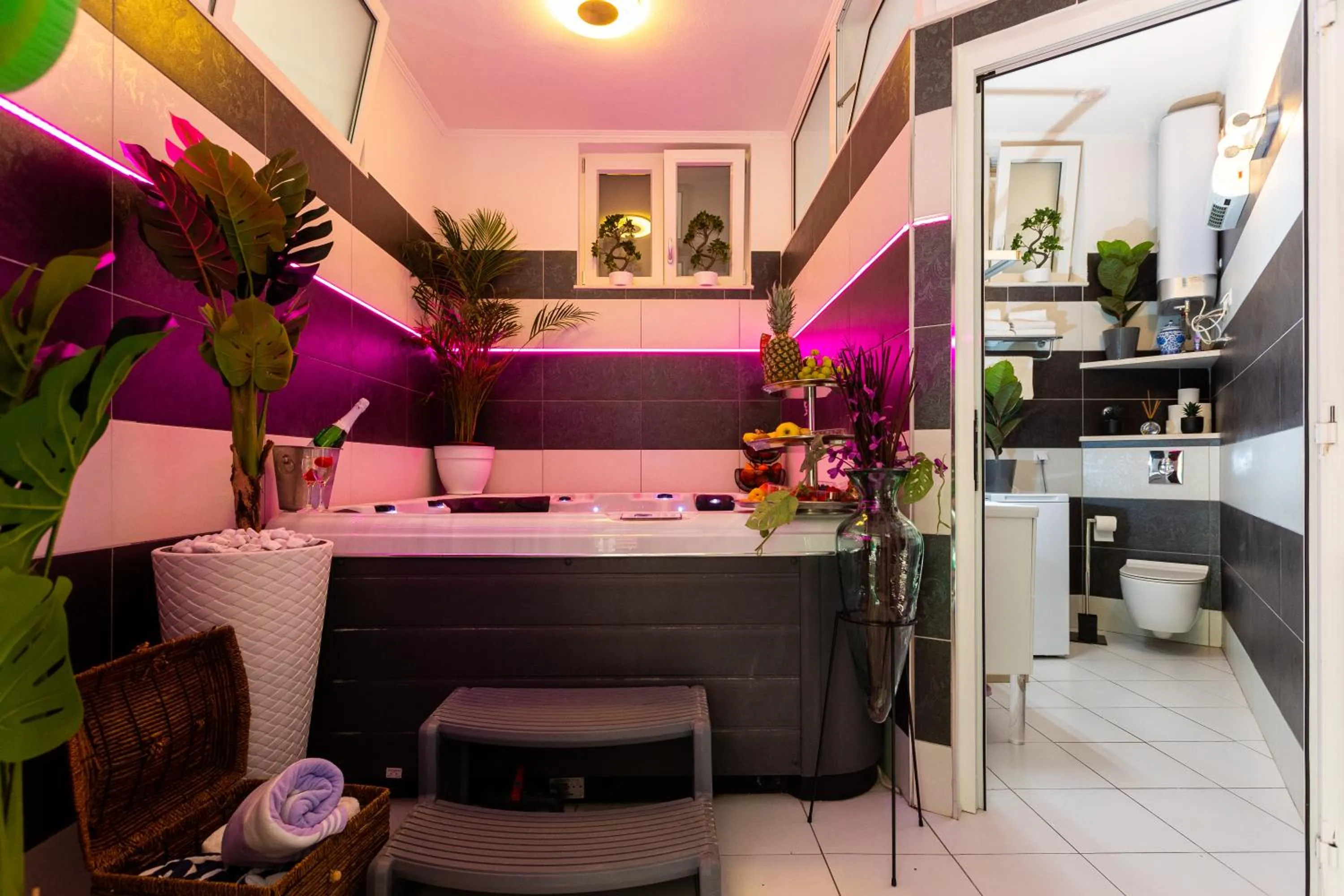 Apartment By the Way Hot Tub and Free Parking