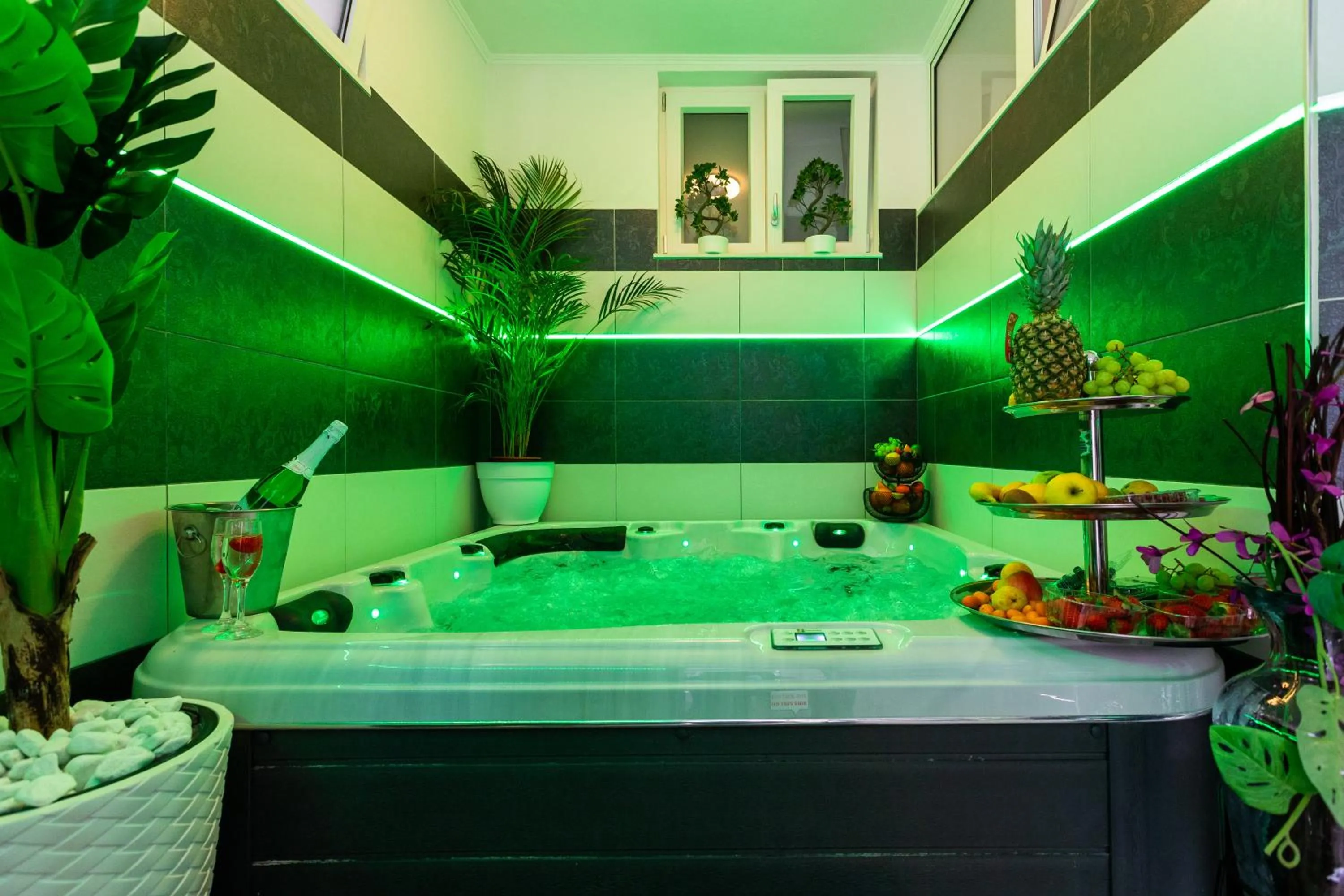 Apartment By the Way Hot Tub and Free Parking