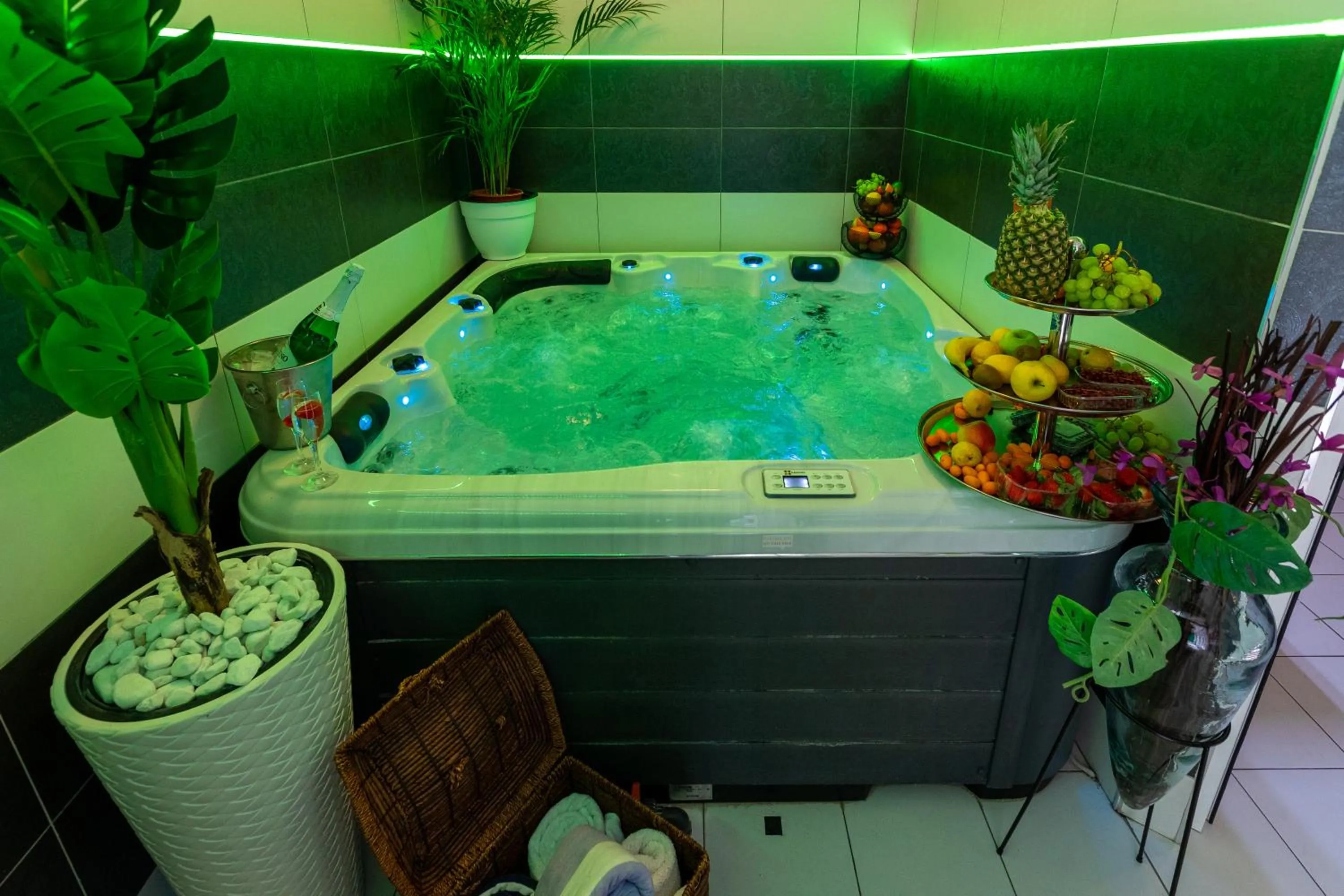 Apartment By the Way Hot Tub and Free Parking