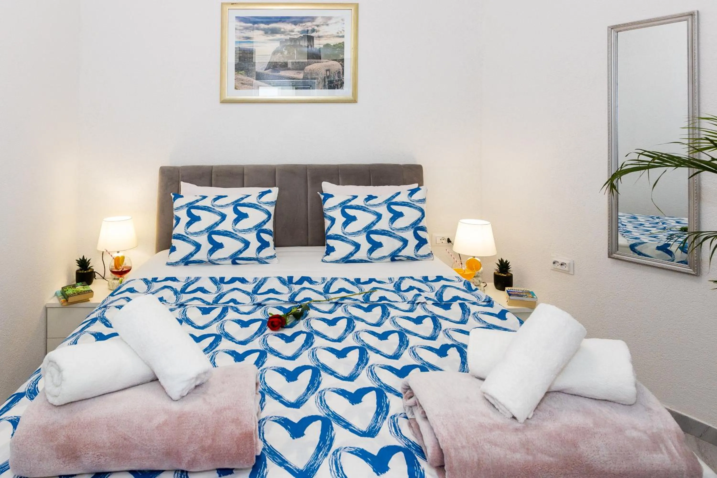 Bed in Apartment By the Way Hot Tub and Free Parking