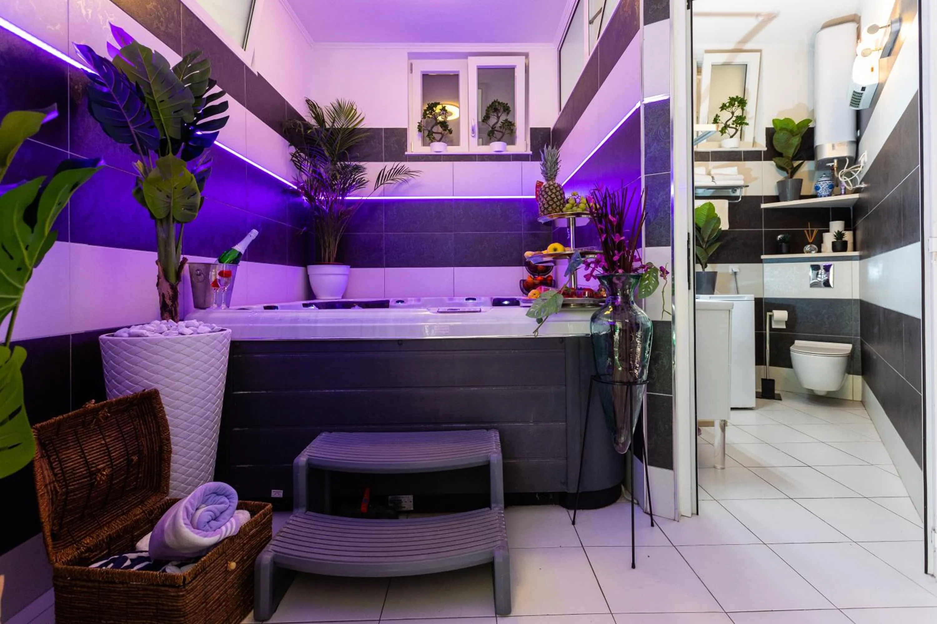 Apartment By the Way Hot Tub and Free Parking