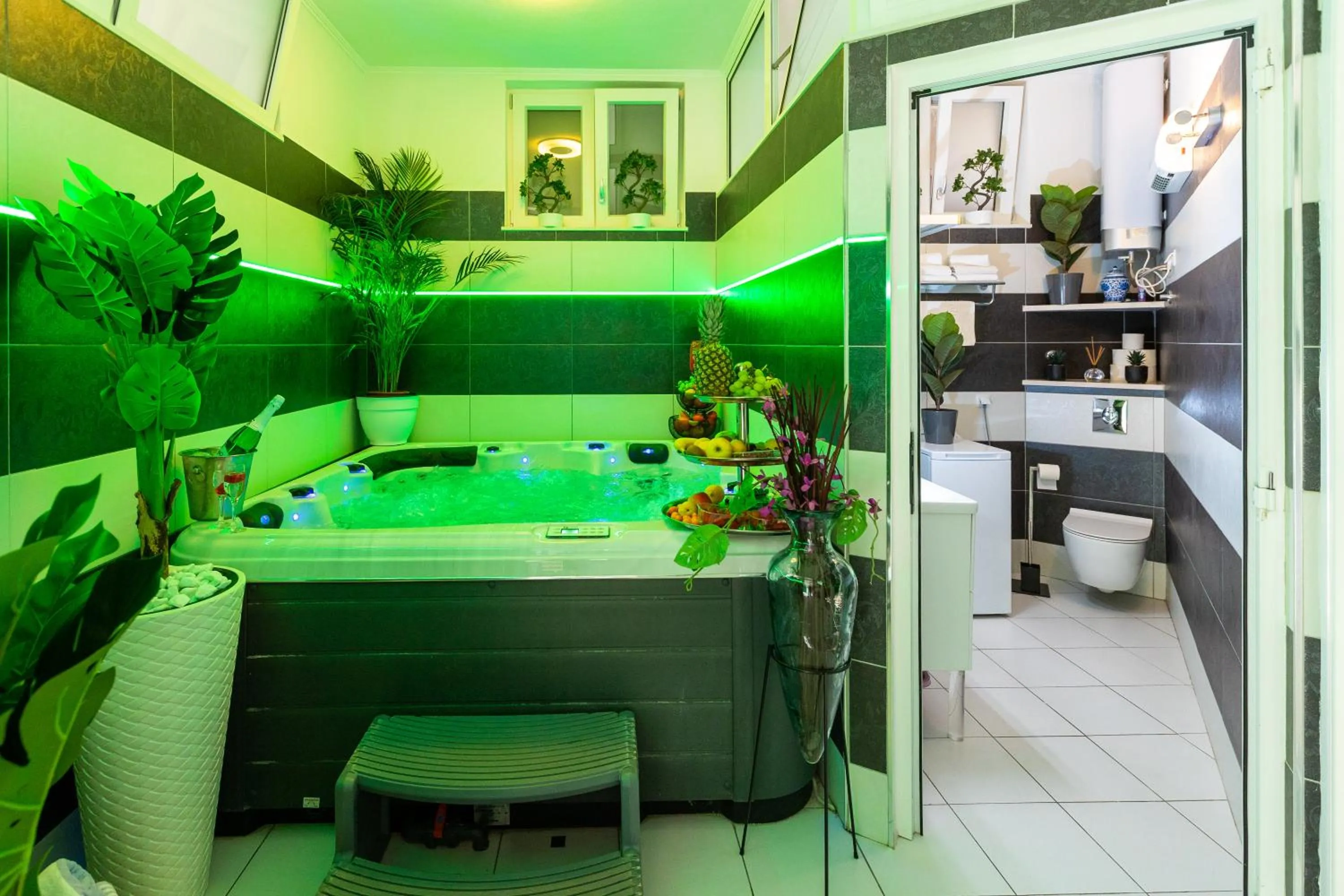 Apartment By the Way Hot Tub and Free Parking