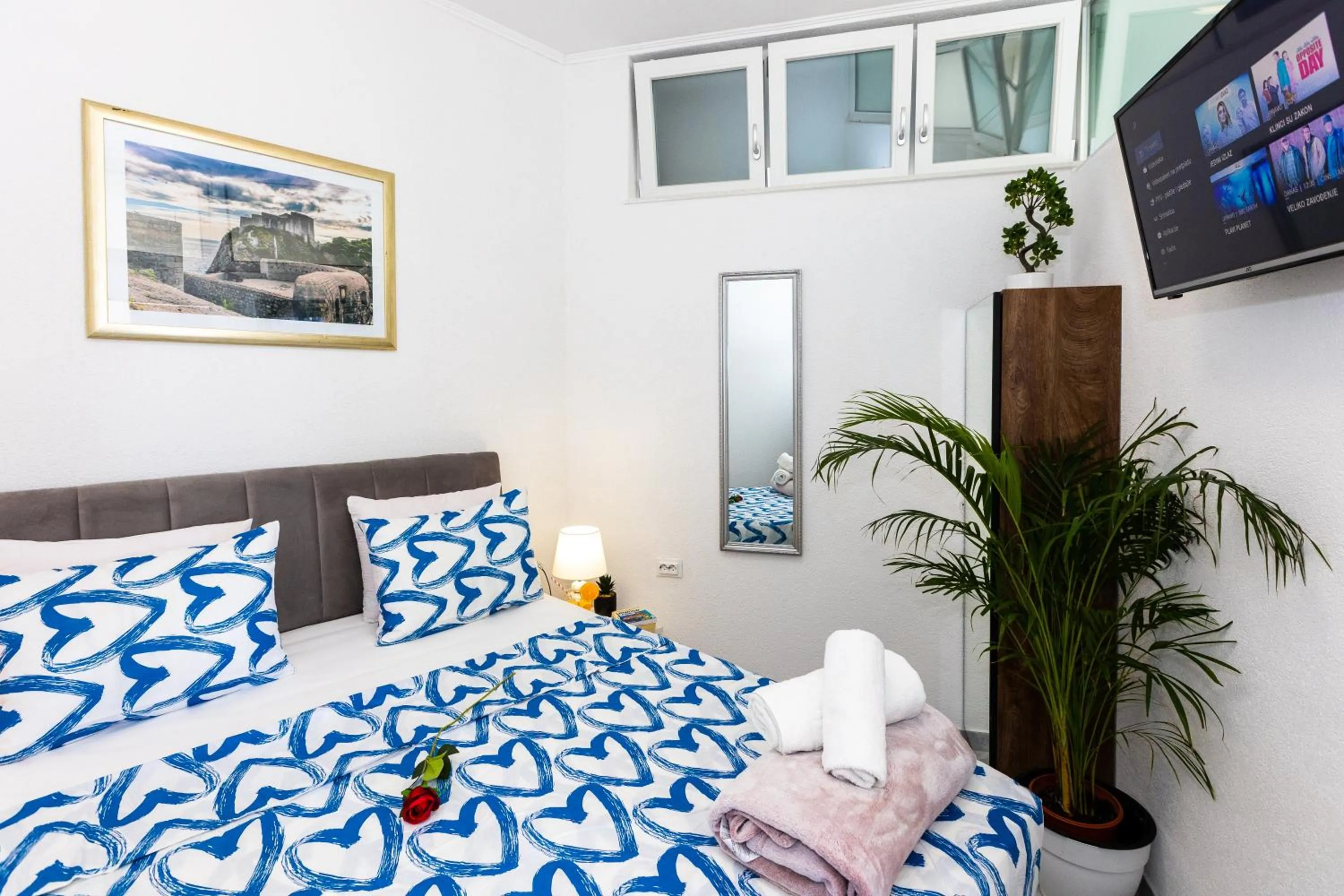 Bed in Apartment By the Way Hot Tub and Free Parking