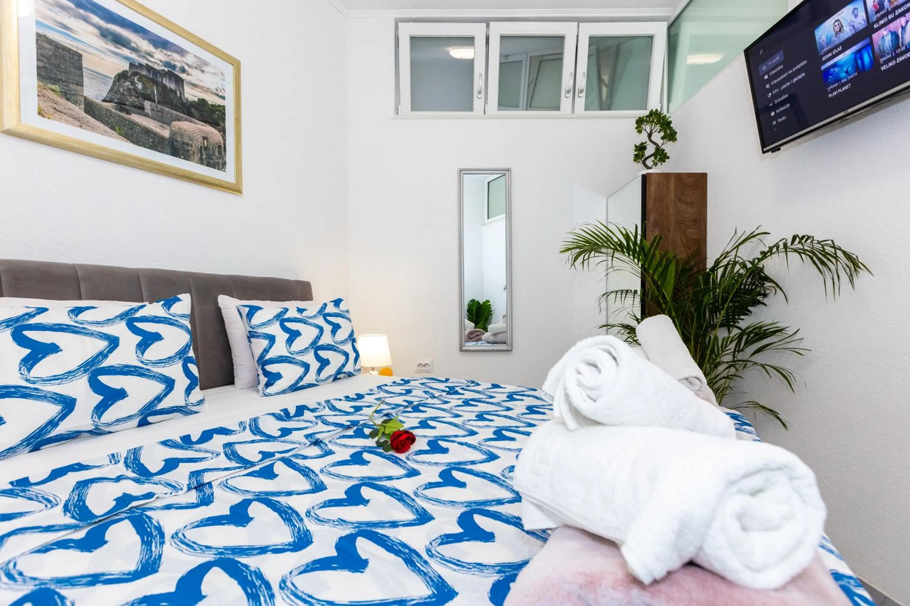 Bed in Apartment By the Way Hot Tub and Free Parking