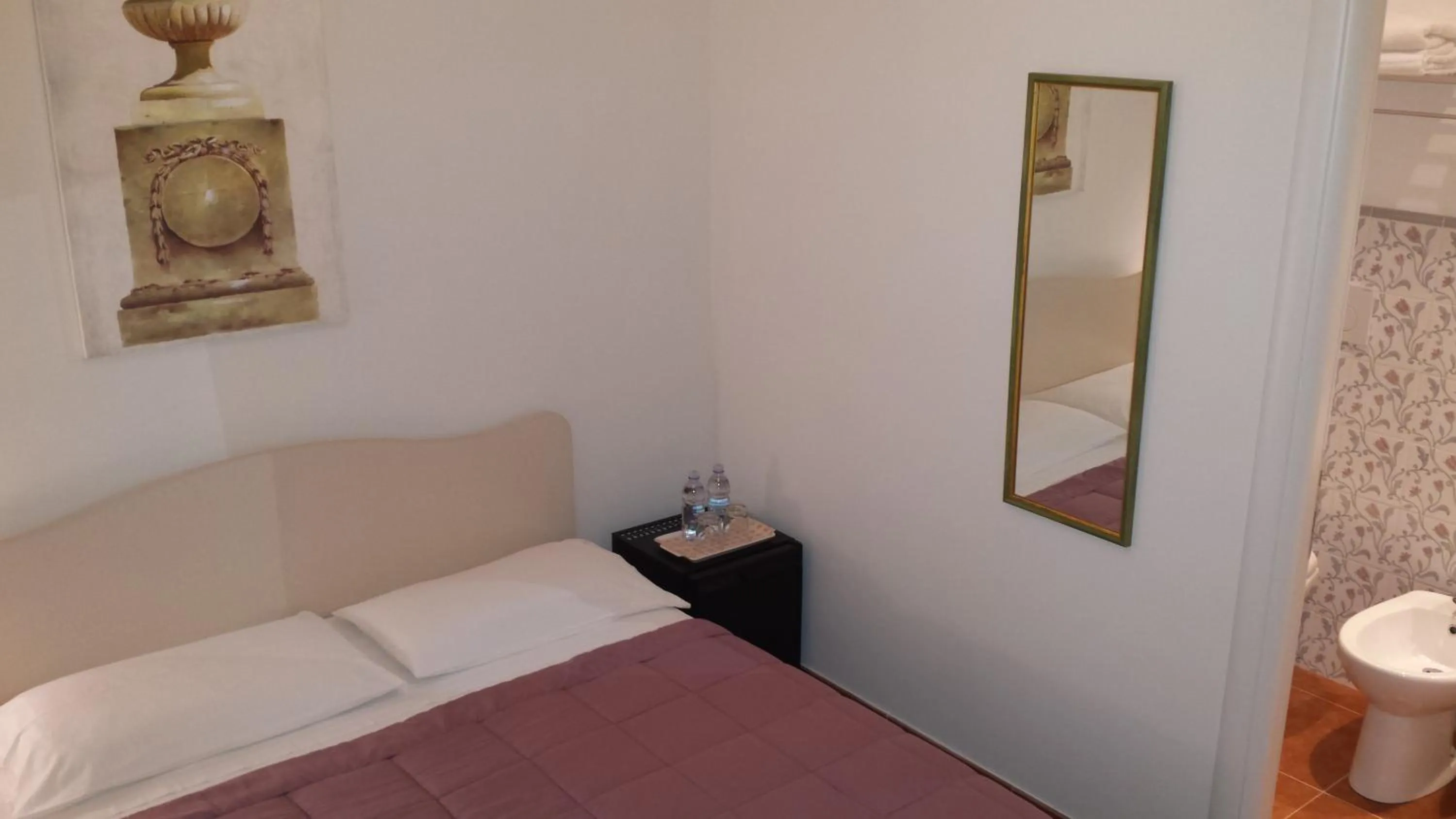 Photo of the whole room, Bed in Domus Flaviae