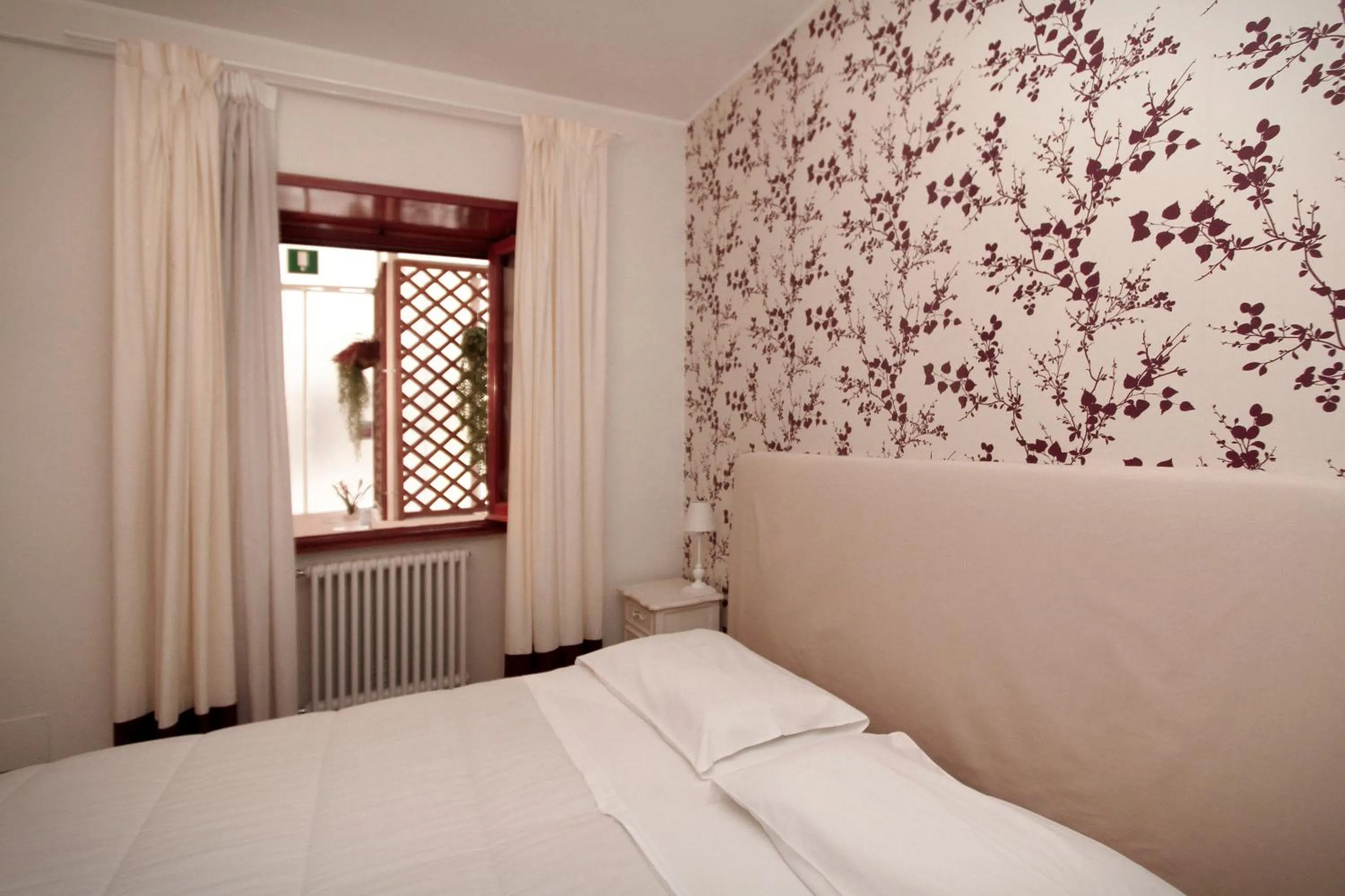 Photo of the whole room, Bed in Domus Flaviae