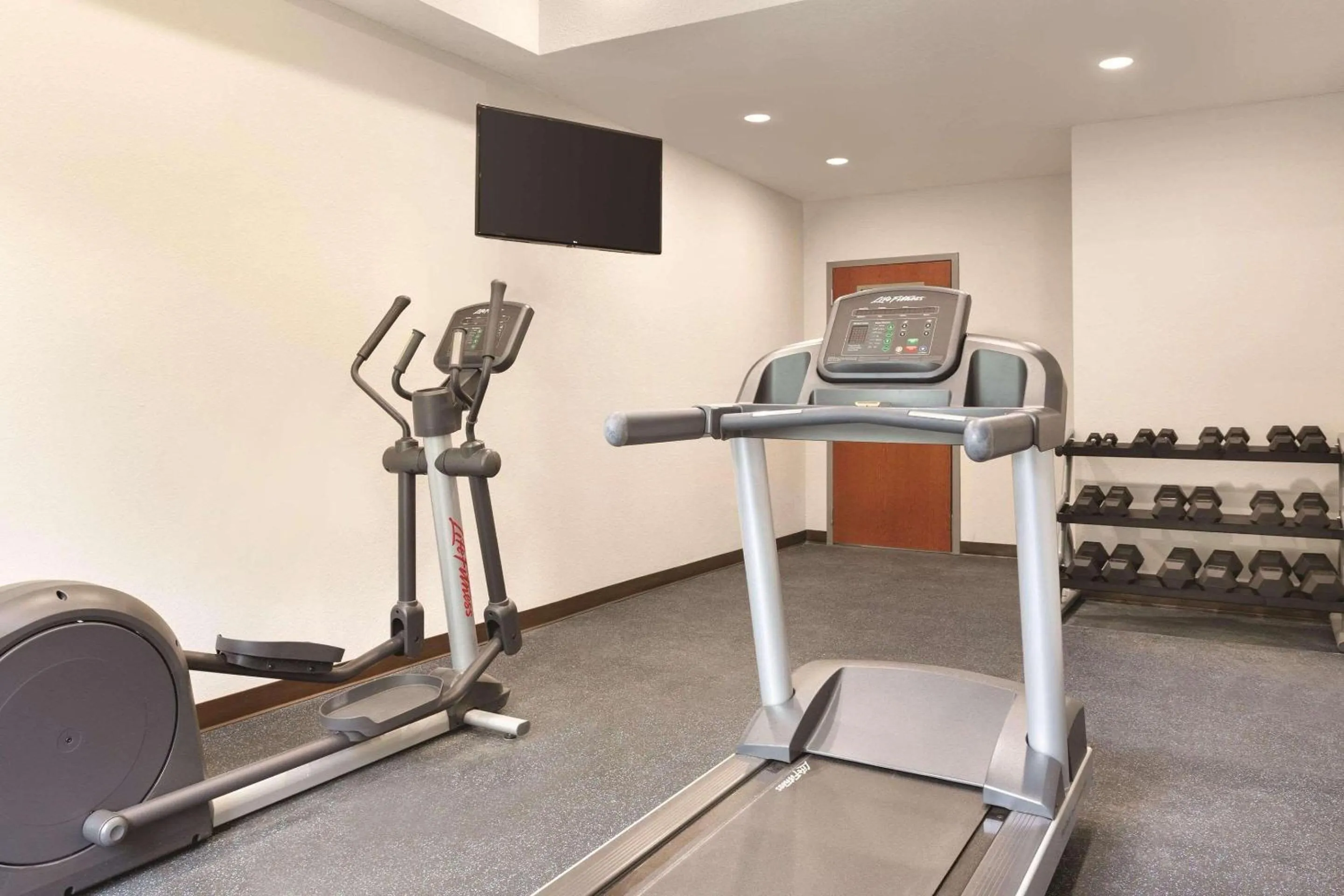 Fitness centre/facilities in Country Inn & Suites by Radisson, Greensboro, NC