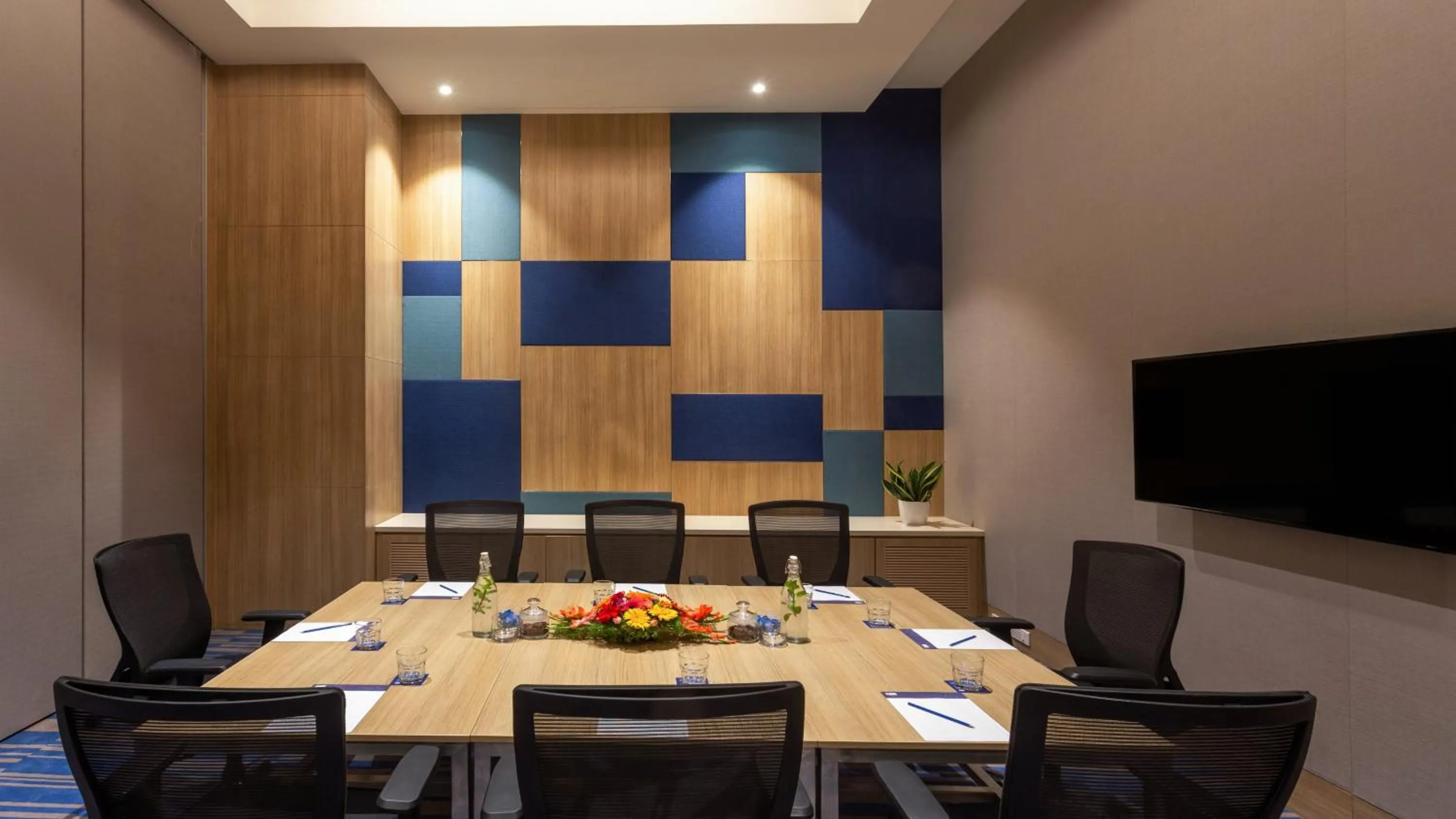 Meeting/conference room in Holiday Inn Express & Suites Bengaluru Old Madras Road by IHG