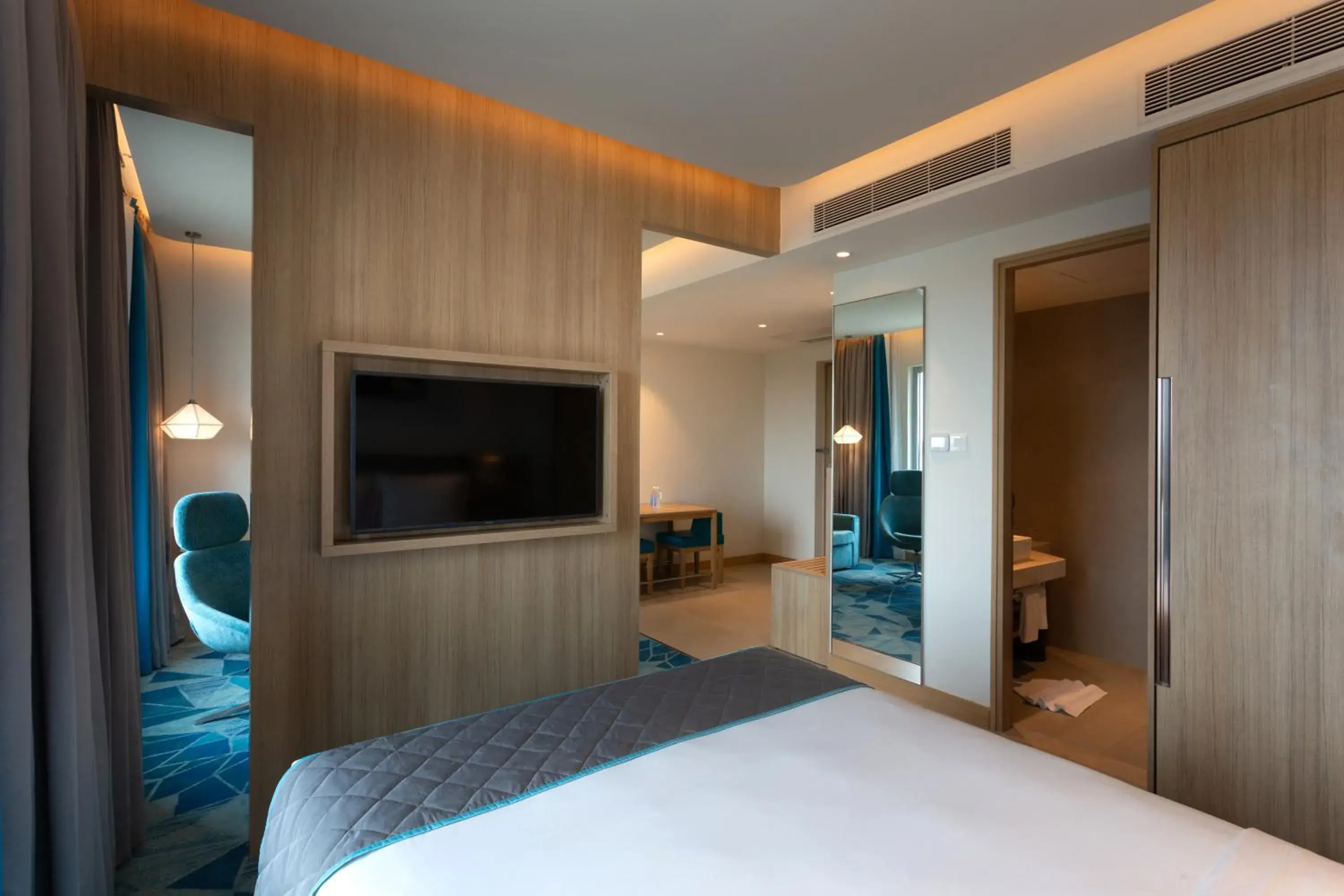 Bathroom, Bed in Holiday Inn Express & Suites Bengaluru Old Madras Road by IHG Bathroom, Bed in Holiday Inn Express & Suites Bengaluru Old Madras Road by IHG