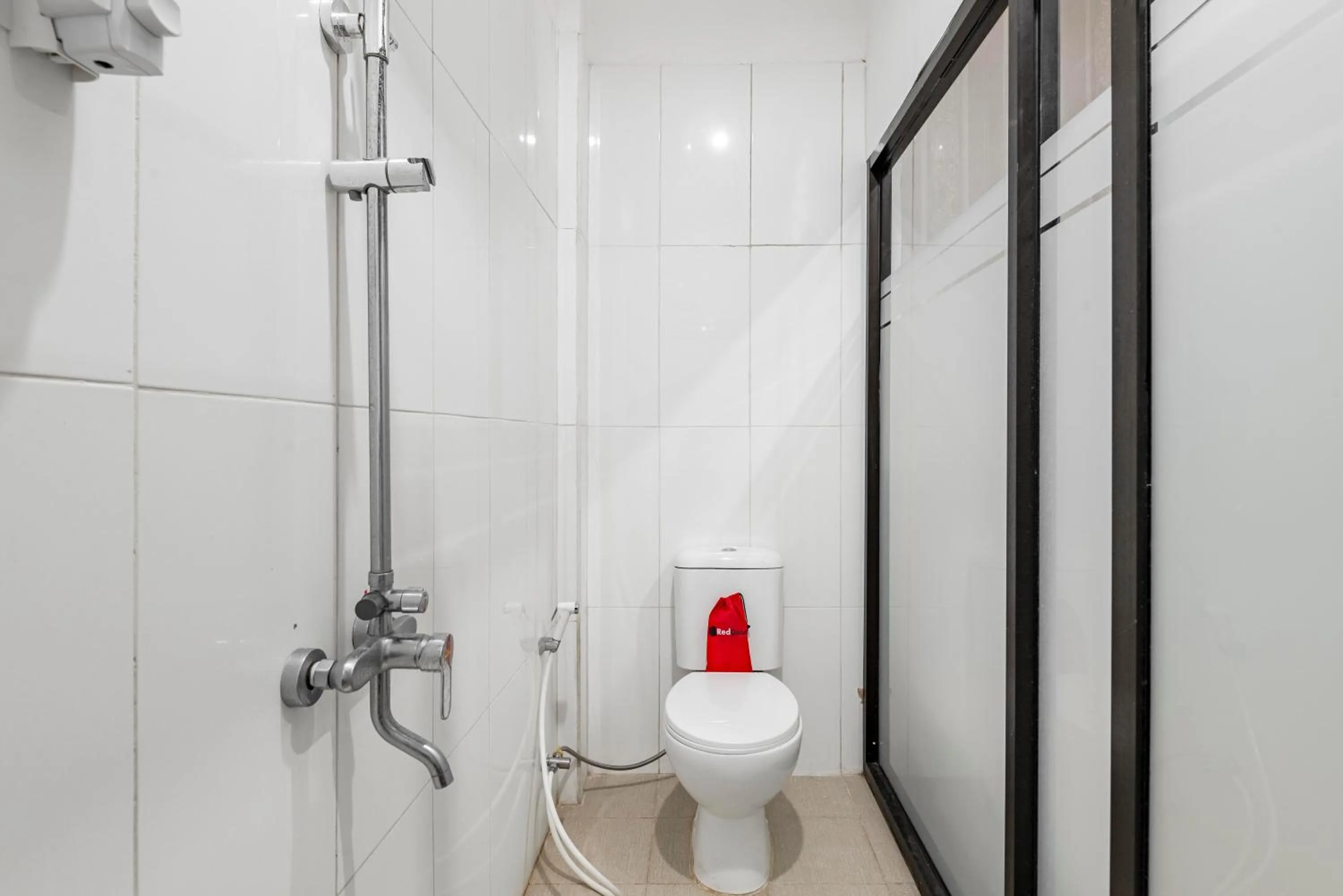 Bathroom in RedDoorz Syariah @ Danau Kerinci Sawojajar