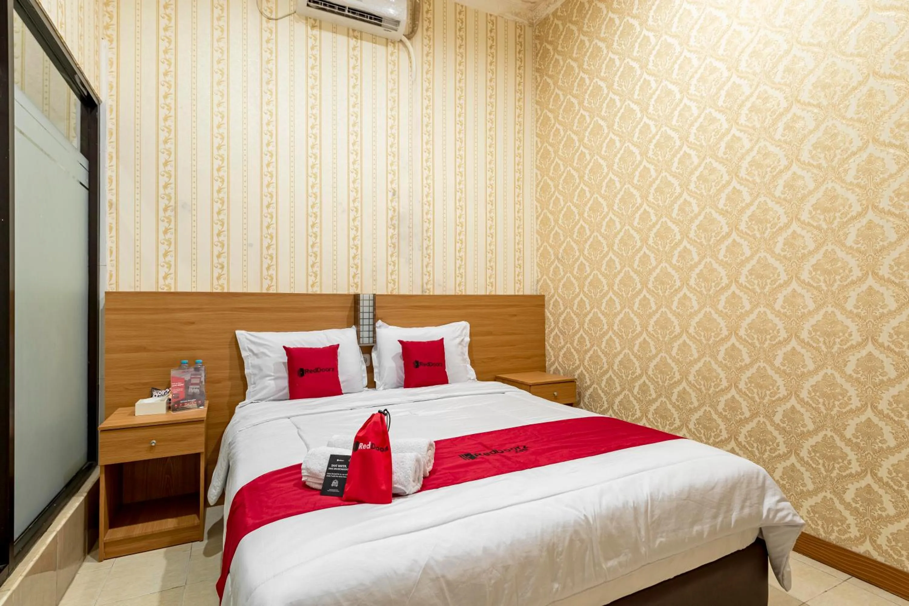 Bed in RedDoorz Syariah @ Danau Kerinci Sawojajar