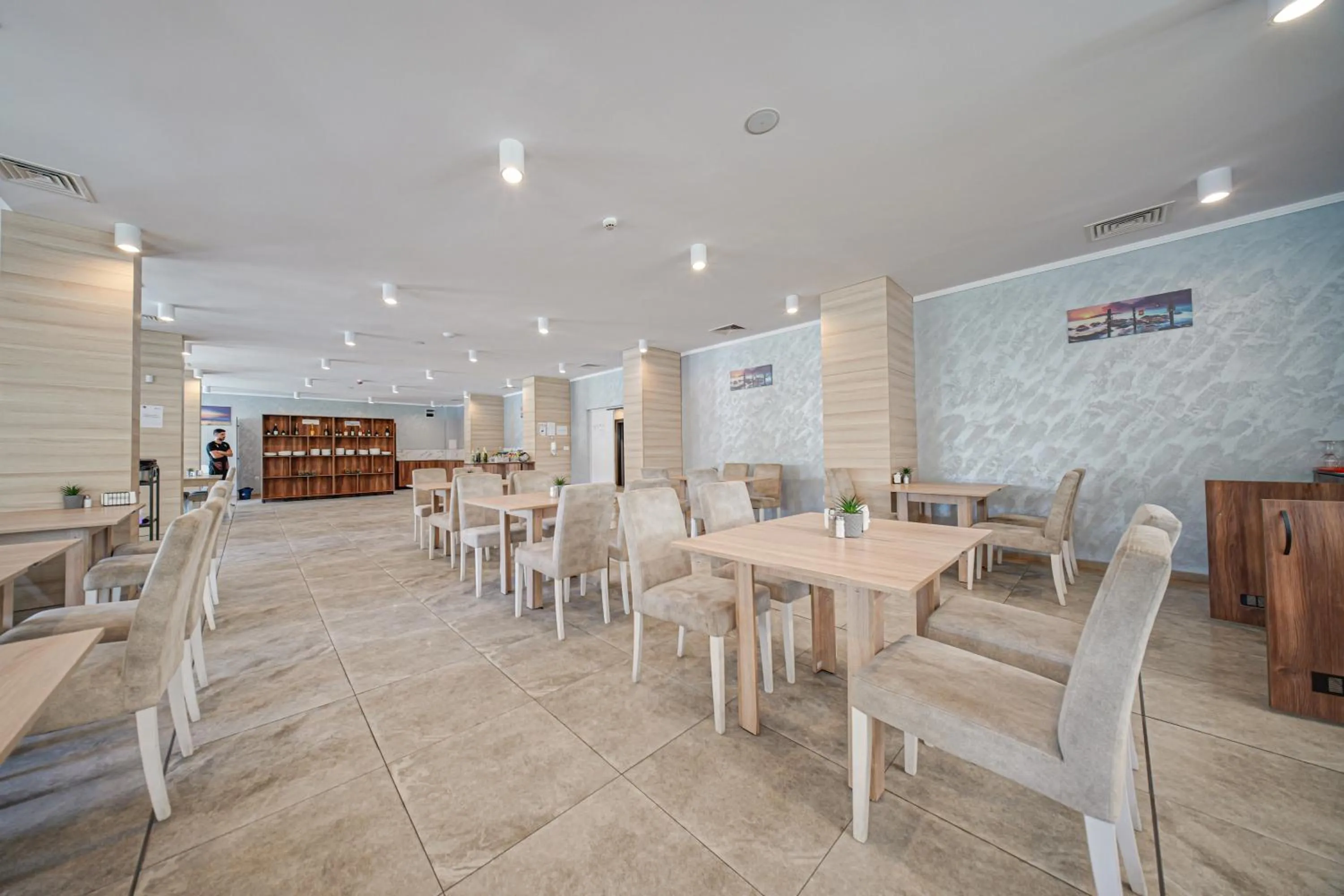 Restaurant/places to eat in Cinema Hotel