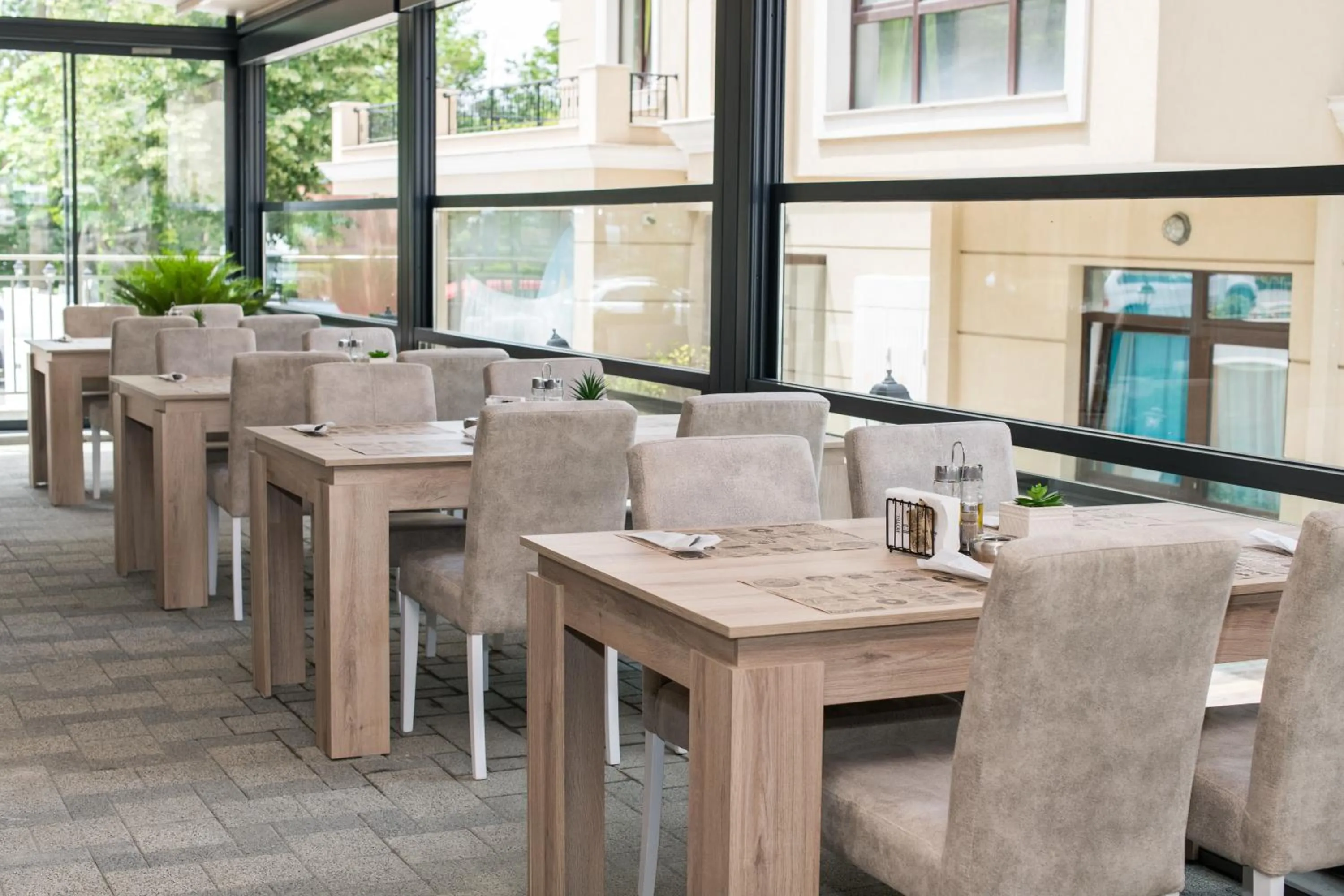 Restaurant/places to eat in Cinema Hotel