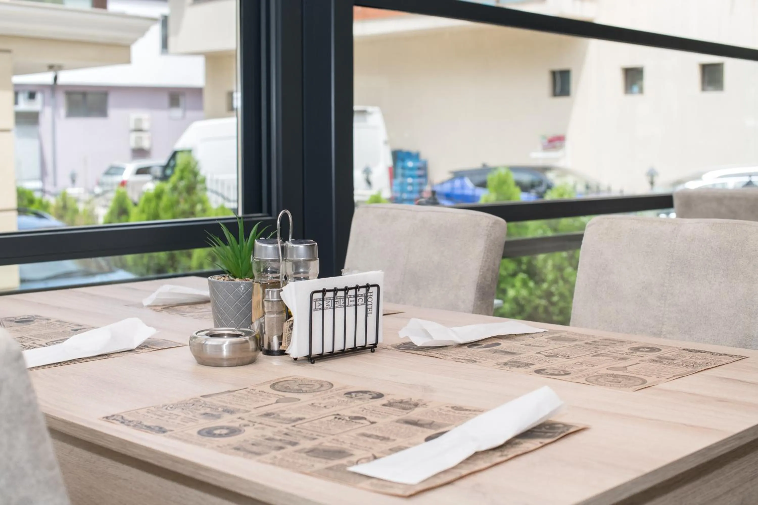 Restaurant/places to eat in Cinema Hotel