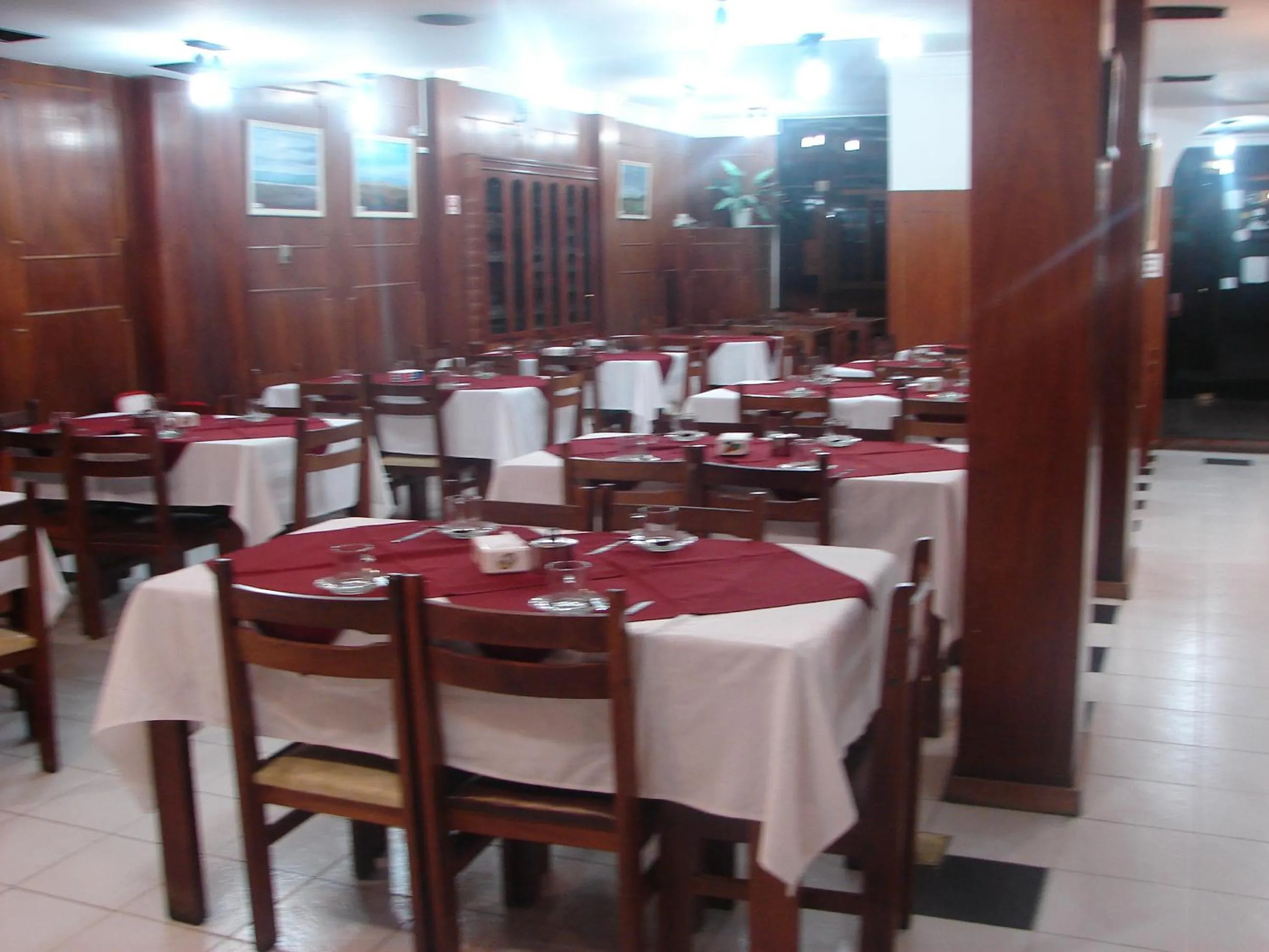 Restaurant/places to eat in Cheltum Hotel