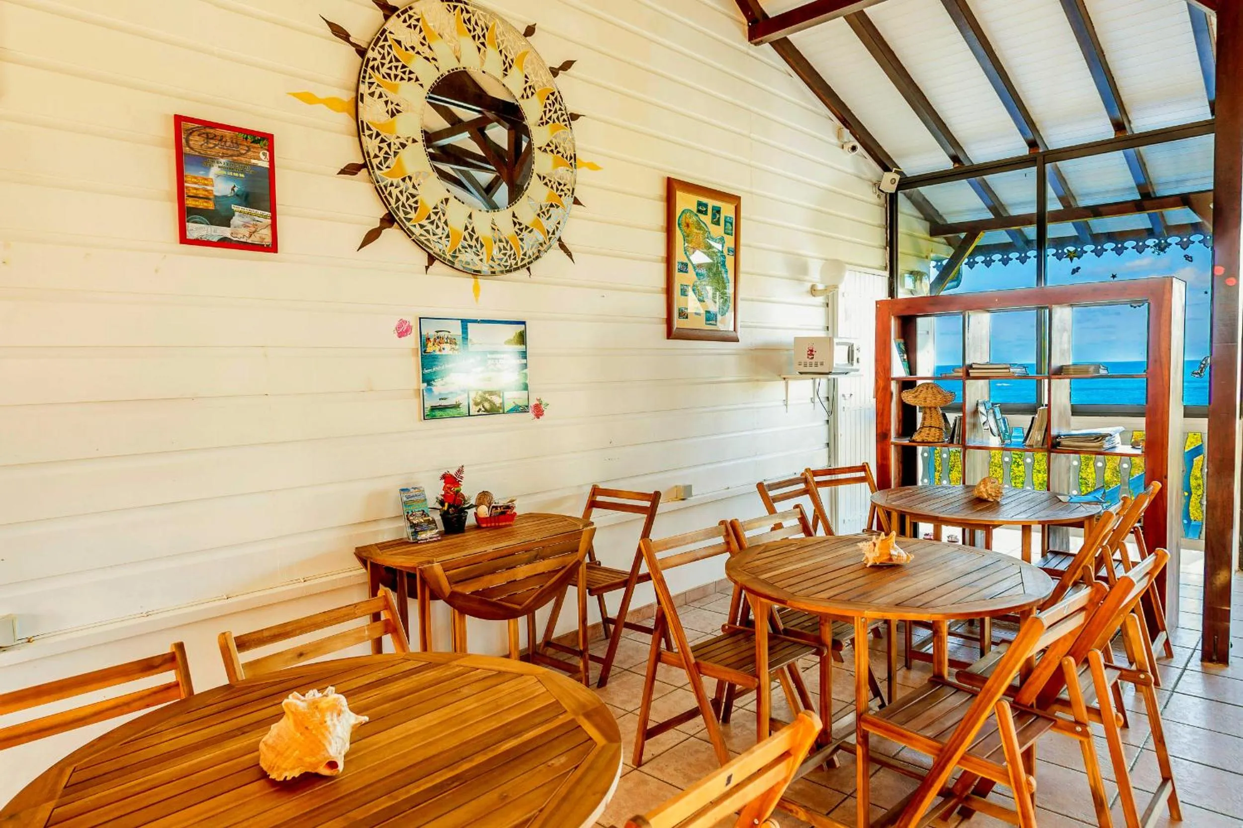 Library in Hôtel Résidence Océane