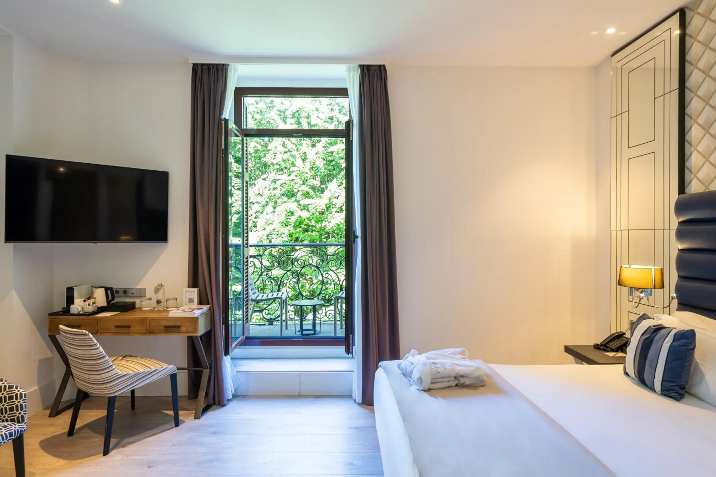 Bedroom, Bed in Abba San Sebastián Hotel