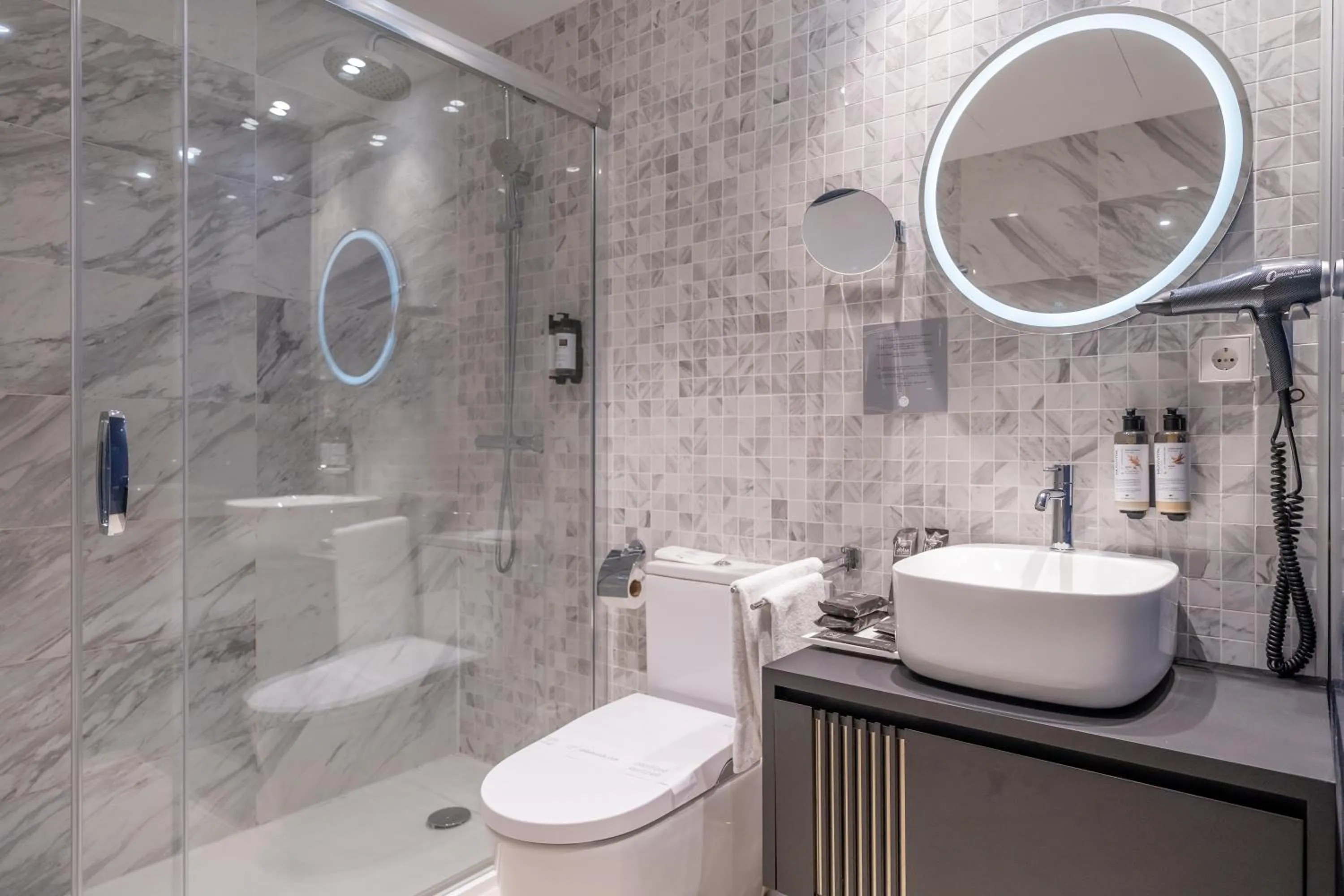 Shower in Abba San Sebastián Hotel