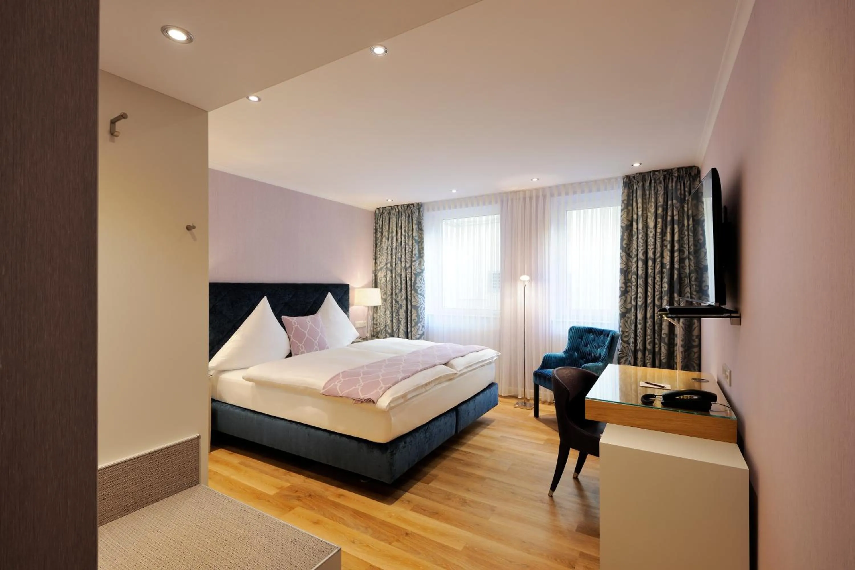 Photo of the whole room, Bed in Kastens Hotel Luisenhof